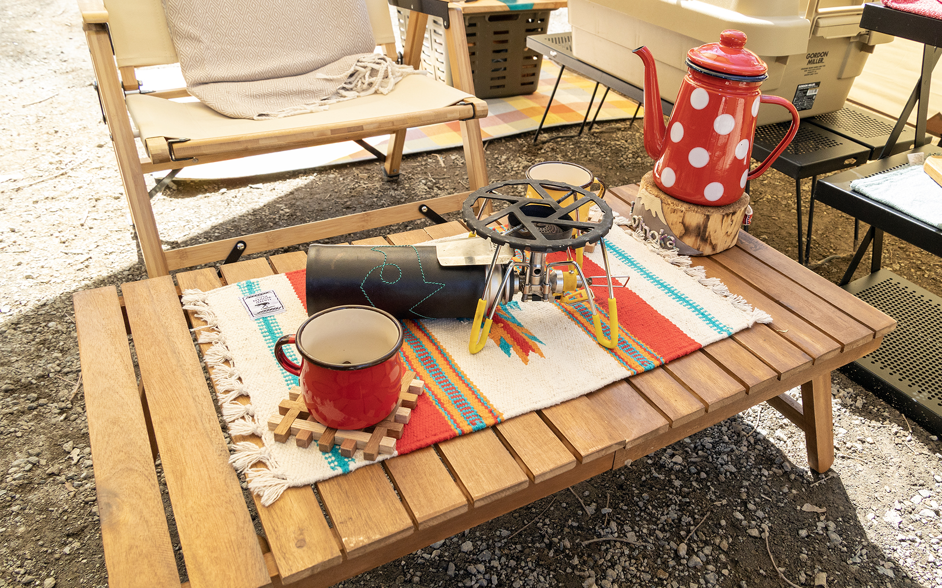 テーブルやチェアを選ぶだけでなく、ギアやマットなども女性目線で気に入るモノを揃えている