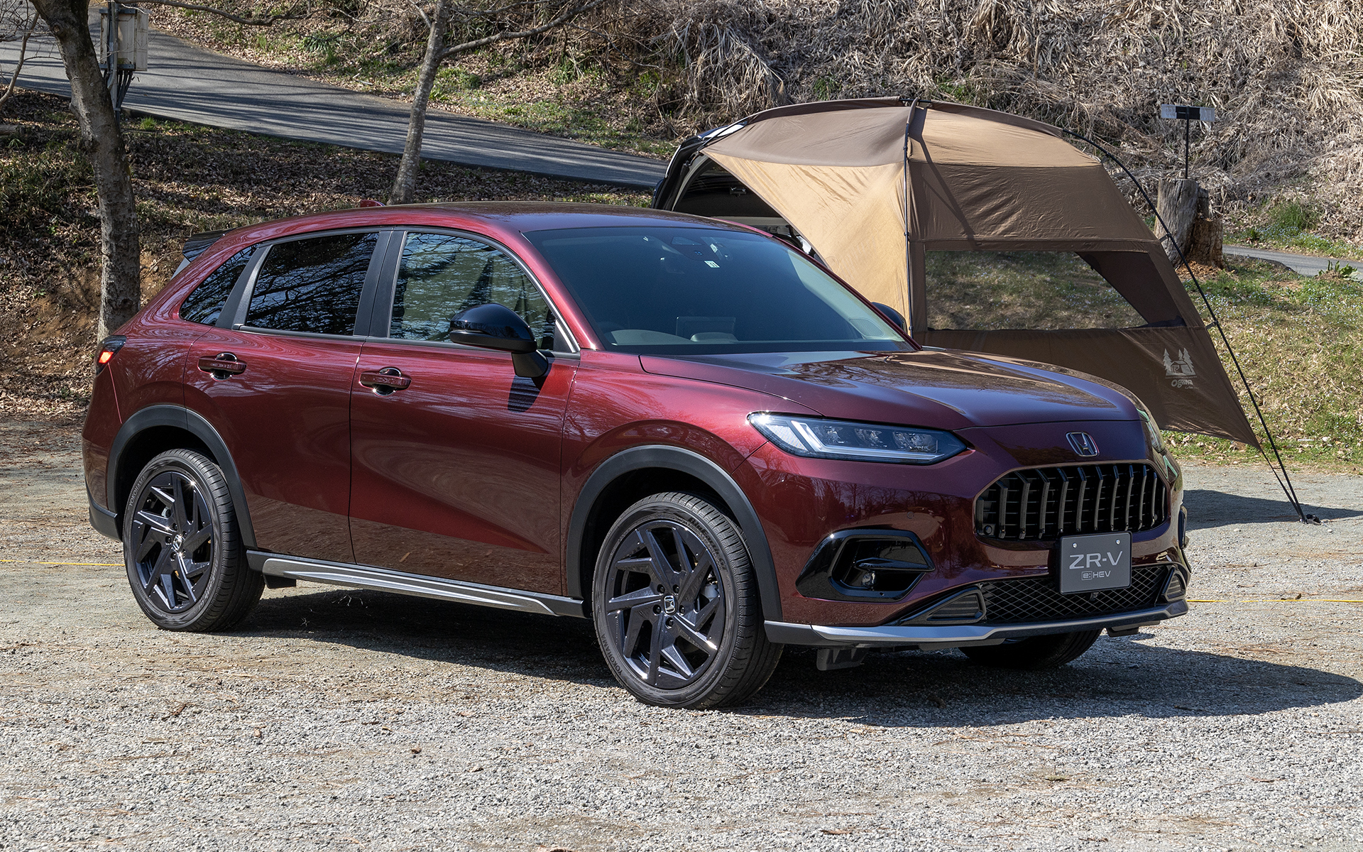 使用するクルマはZR-V e:HEV X。フロントロアスカート、ガーニッシュキット、サイドロア－ガーニッシュ、リアロアーガーニッシュ、LEDフォグライト、フォグライトガーニッシュ、ドアミラーカバー、ドアハンドルプロテクションカバー、テールゲートスポイラー、リアライセンスガーニッシュ、エンブレム、MG-030 19インチアルミホイールを装着