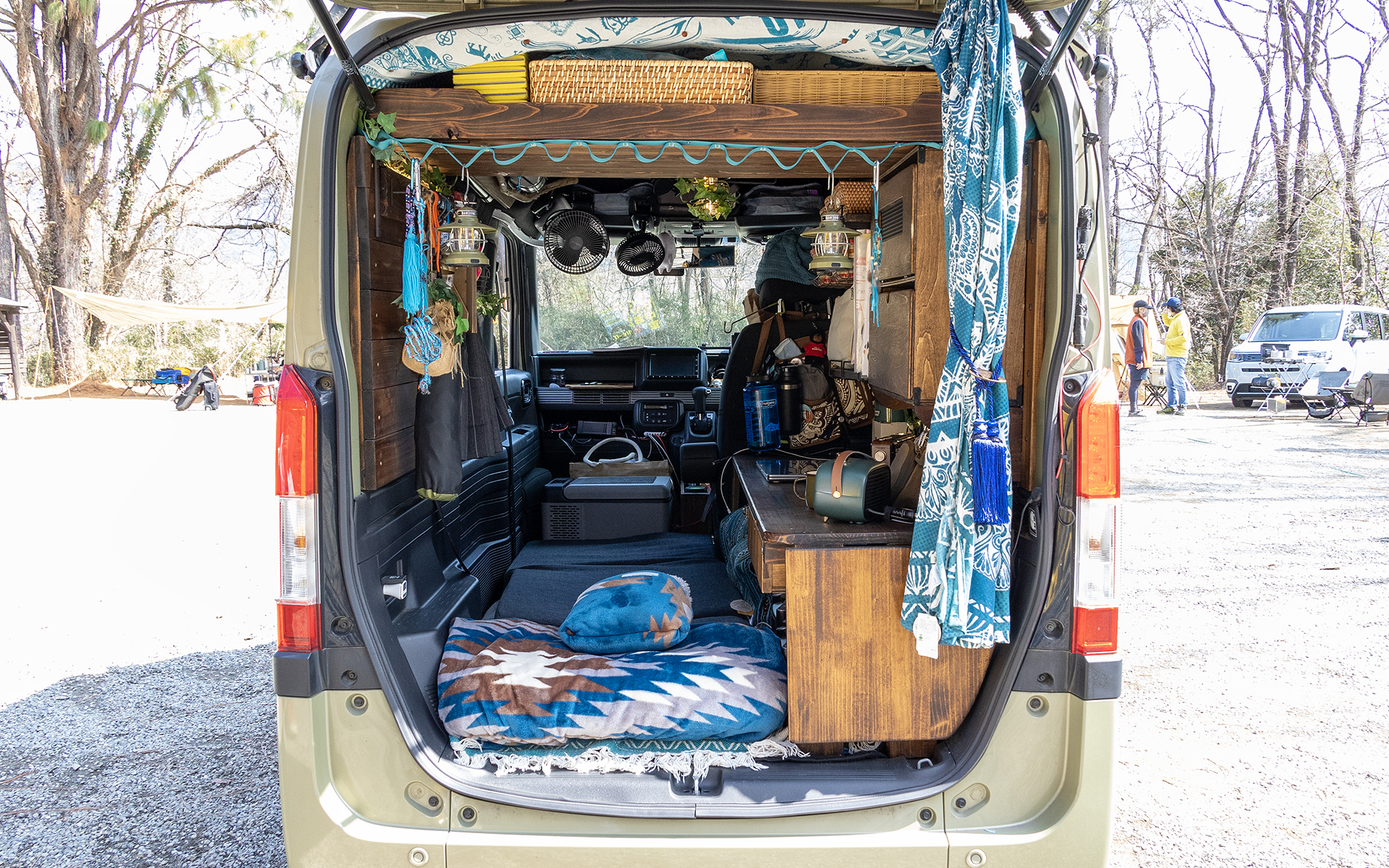 N-VANの室内。右が机、左がくつろぎおよび就寝スペースとなっている