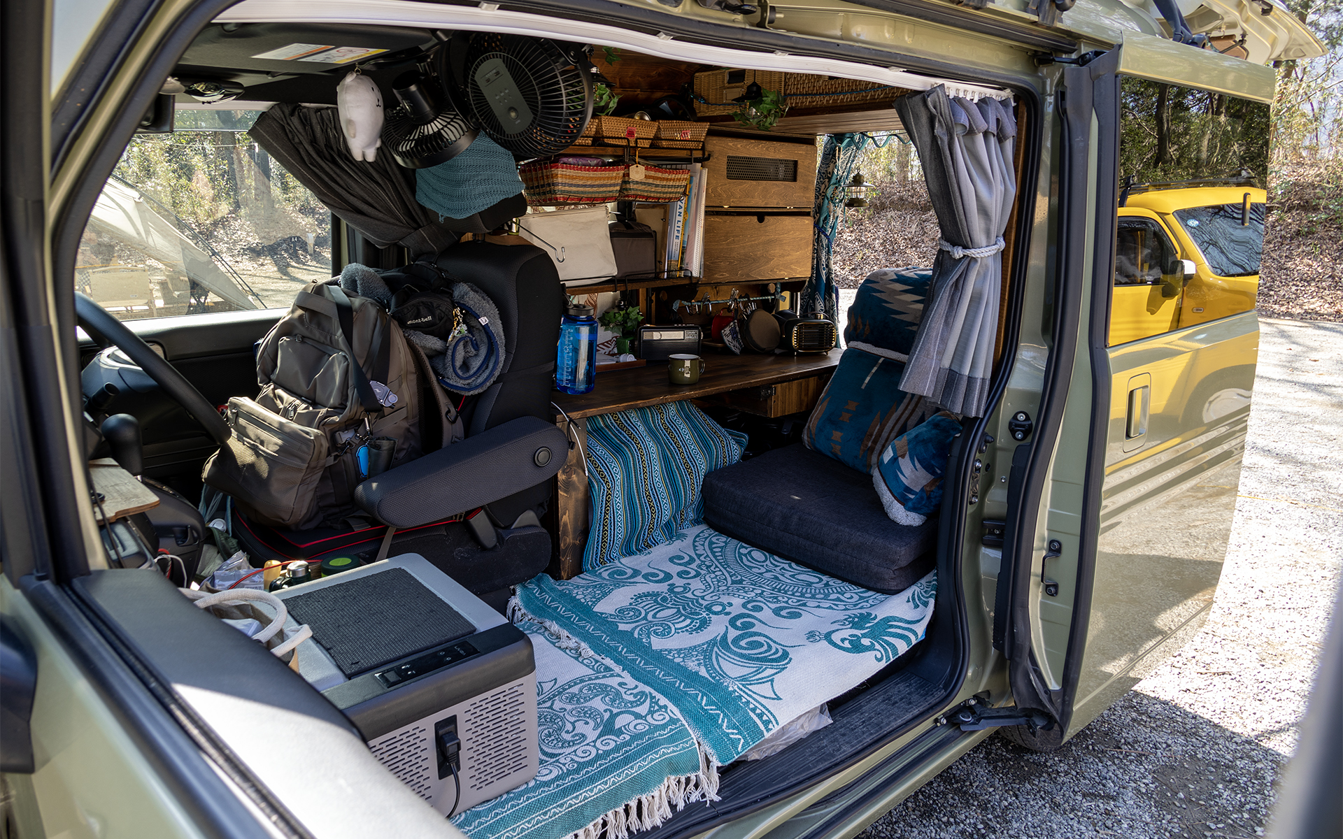 助手席は常時ダイブダウン。足もとにポータブル電源、その後にポータブル冷蔵庫。ポータブル電源はインバーター経由でアクセサリーソケットから電源を取っている