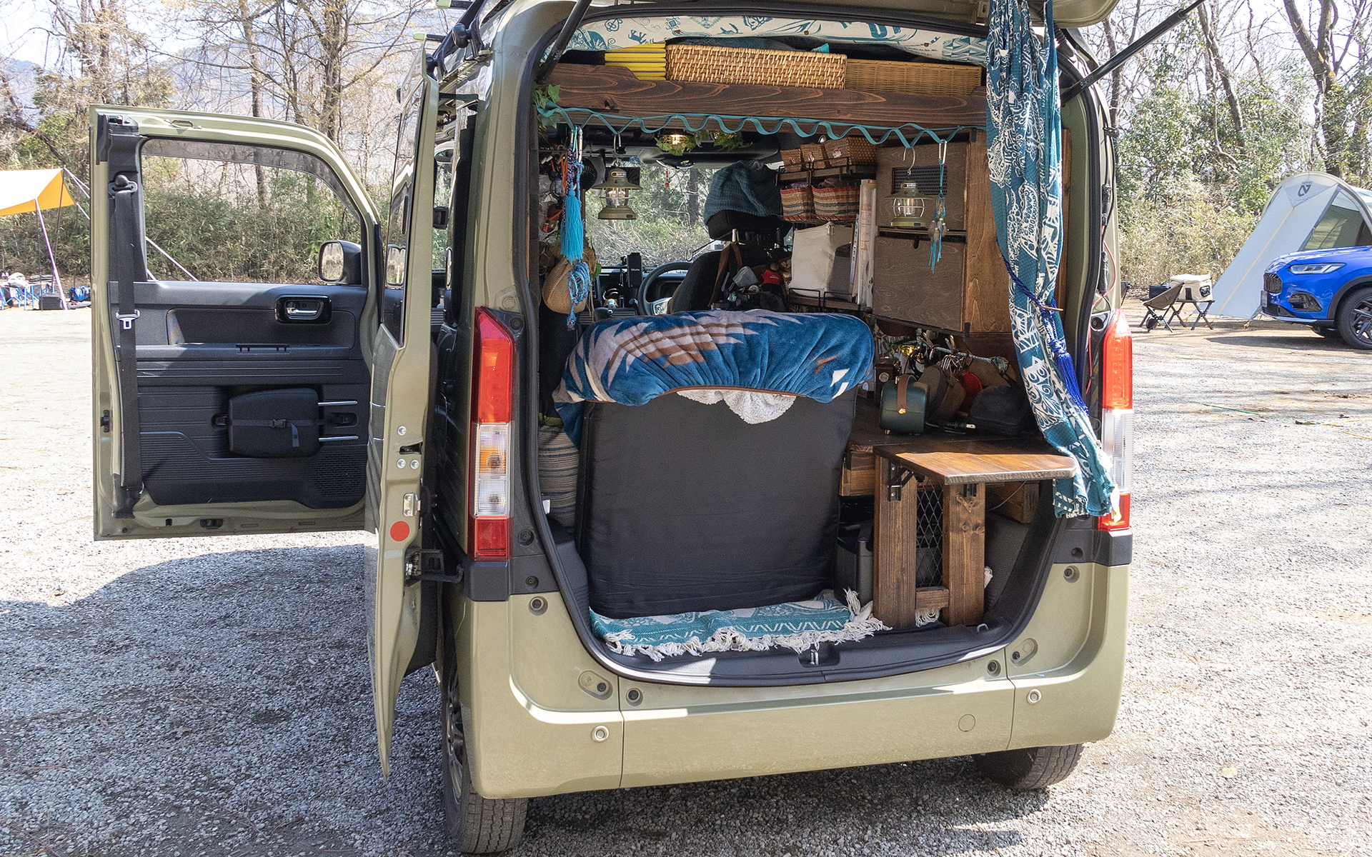 就寝マットは折りたたみ式のクッション。ふだんはソファーとして使用する