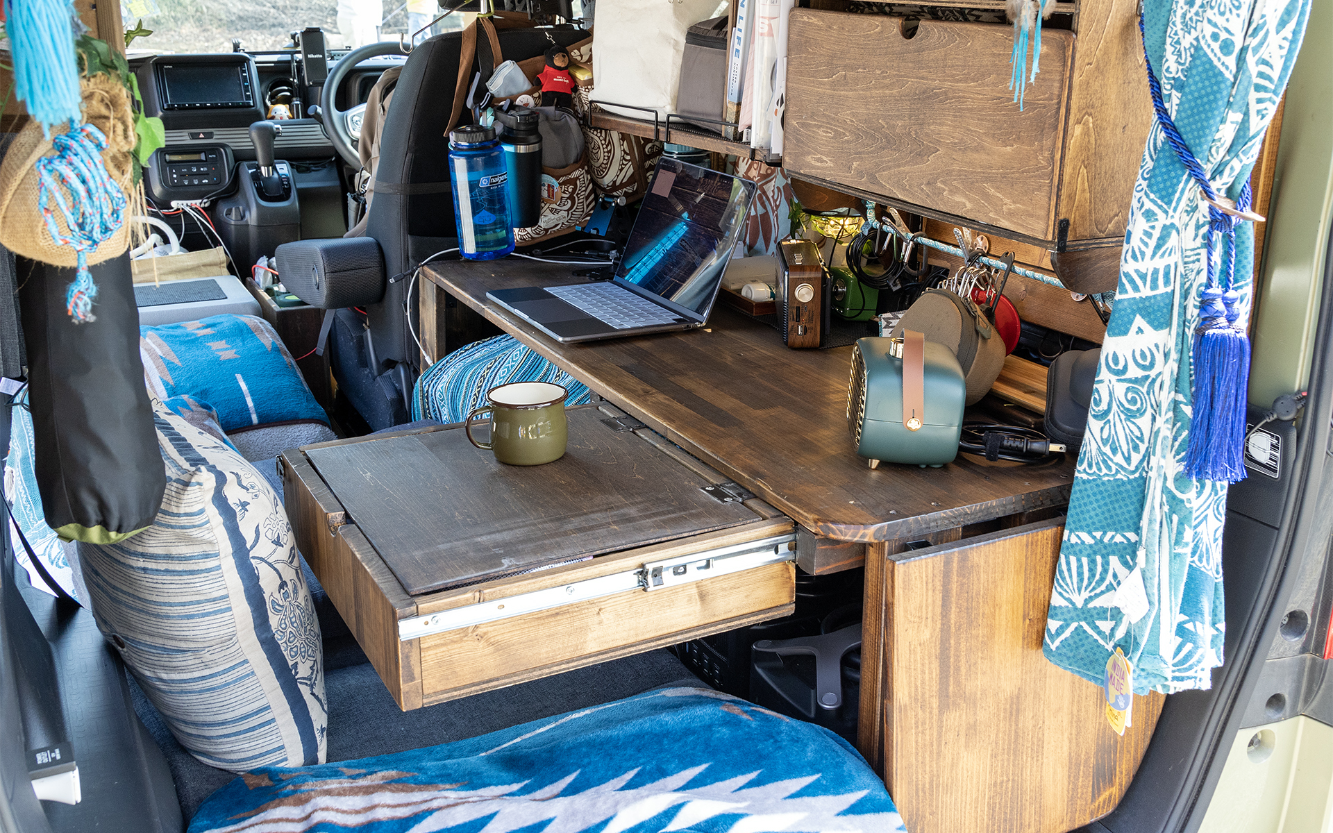 机の引き出しにフタを付けている。引き出しを出すことで机のスペースが広がるというアイデア