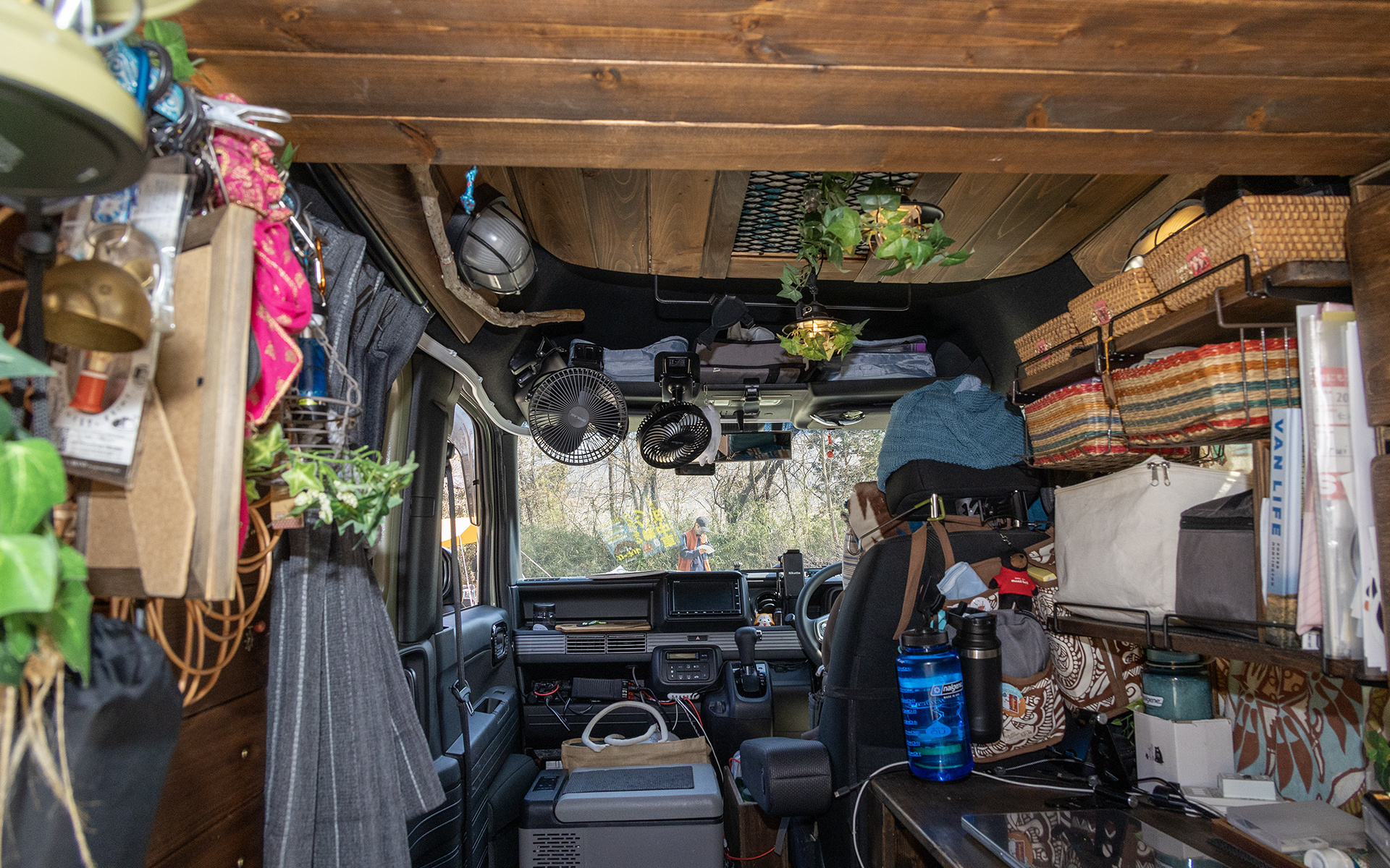 天井も作り込んでいる。単に装飾のためだけなく、収納スペースとしている