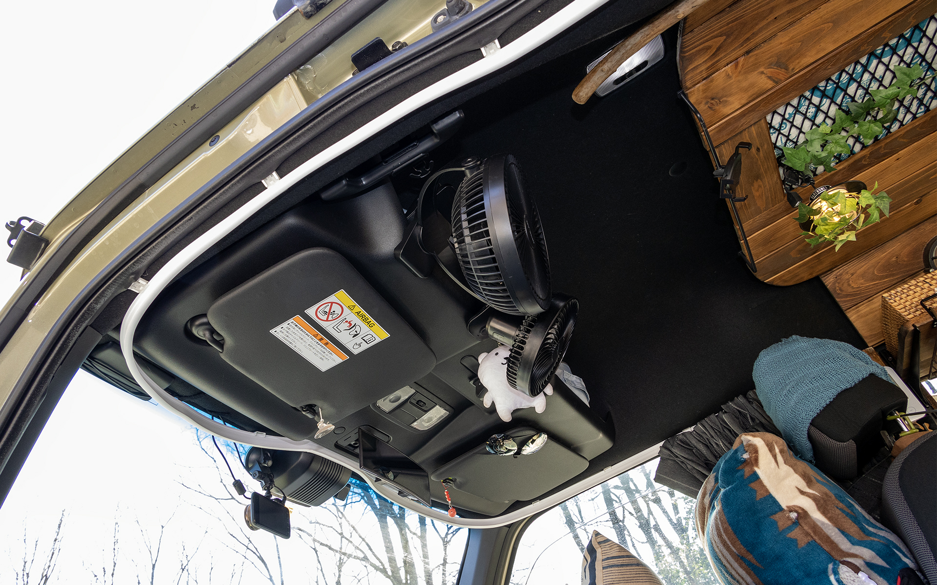 家庭用カーテンレールを流用してカーテンを装着。目隠しは毎晩のことなのでシェードを貼るのではなくカーテンにしているのだという。なお丈の短いカーテンは特注品