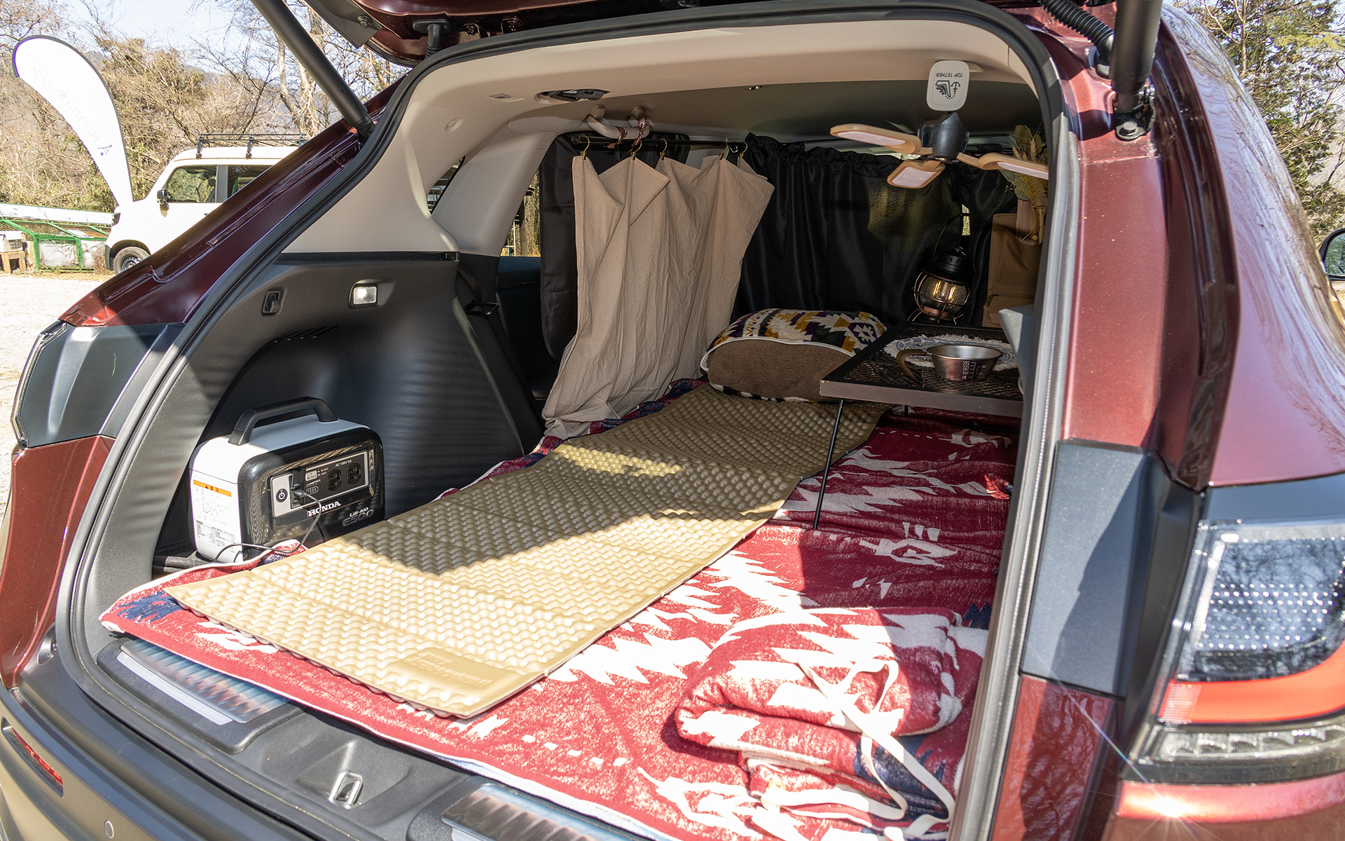 後席を前倒し、前席を前にスライドすると180cmほどの奥行きを持つスペースが作れる