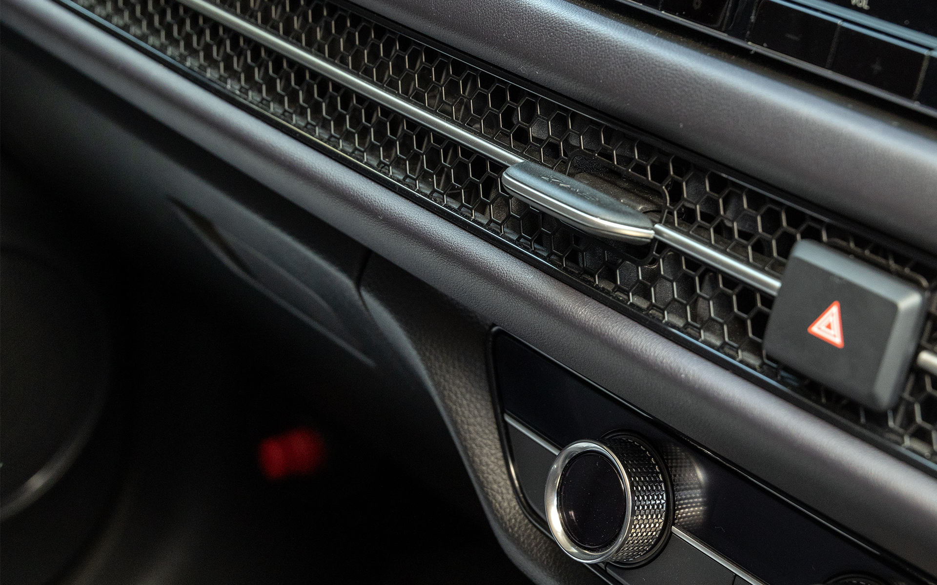 ZR-Vはインパネにメッシュデザインを採用しているので、そこに合わせてメッシュタイプのテーブルをチョイス