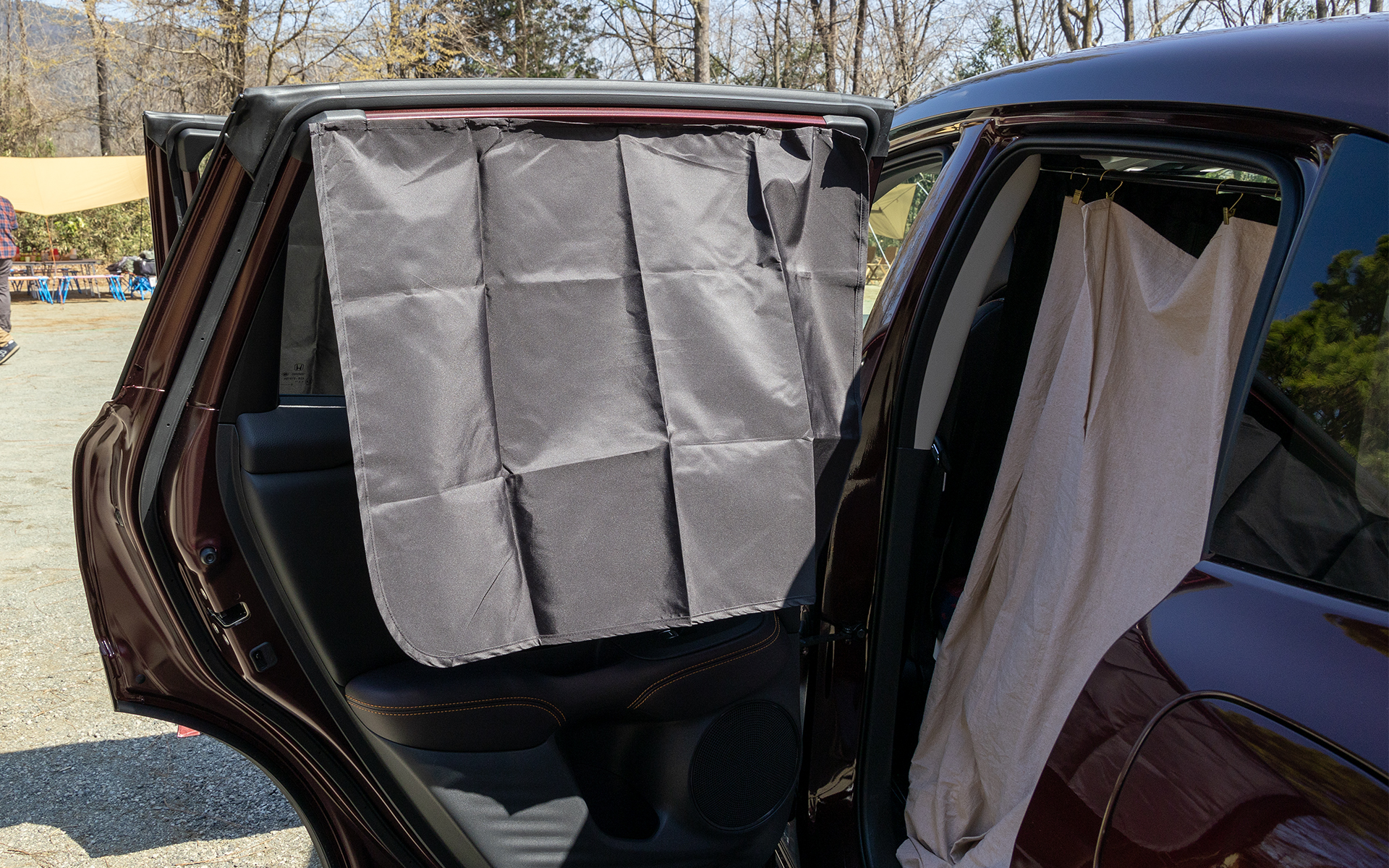 窓の目張りはマグネット付きの汎用カーテンを使用