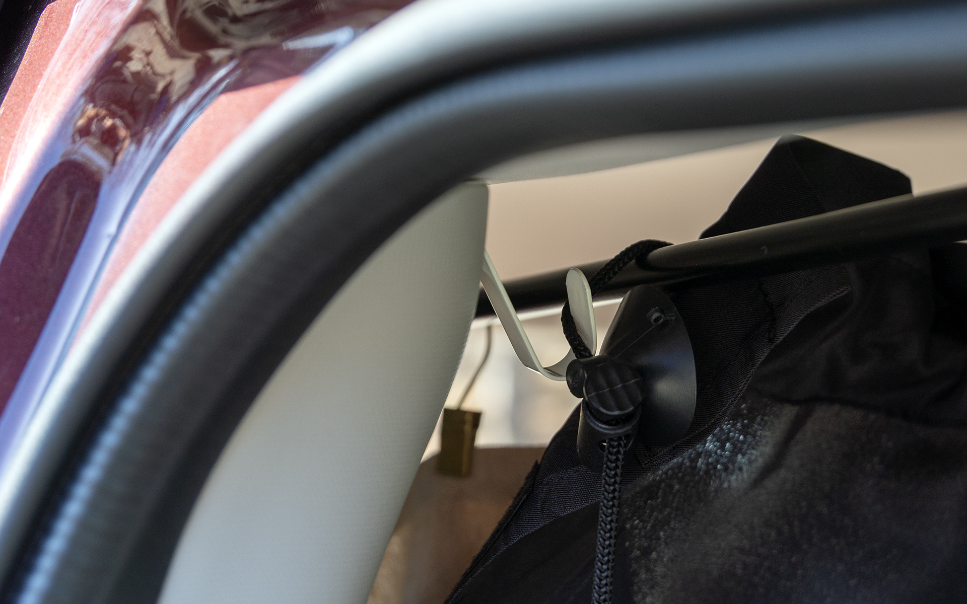 セパレートカーテンも装着。内装の隙間にフックをかけてカーテンを通すロープを左右に渡している。内装の隙間にフックをひっかけているだけなので、直ぐに取り外せるしクルマを加工することもない