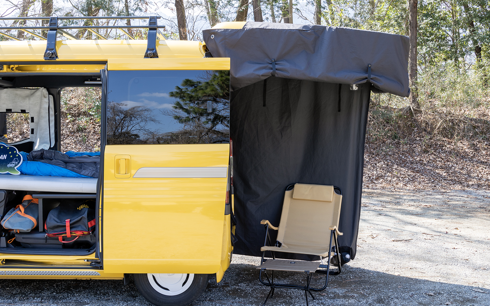 テールゲートカーテンは2万4200円。テールゲートの長さ分の屋根ができる。1面、もしくは2面をロールアップすると気持ちいい。3面閉めると着替えも可能なほどの広いプライベート空間が確保できる