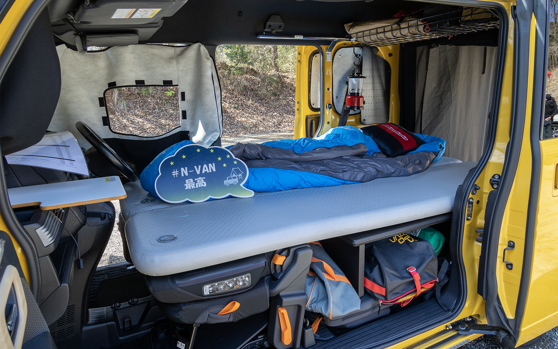 マルチボード（ラゲッジ用/リア用を組み合わせるベッド。運転席側も寝られるようになるのが特徴