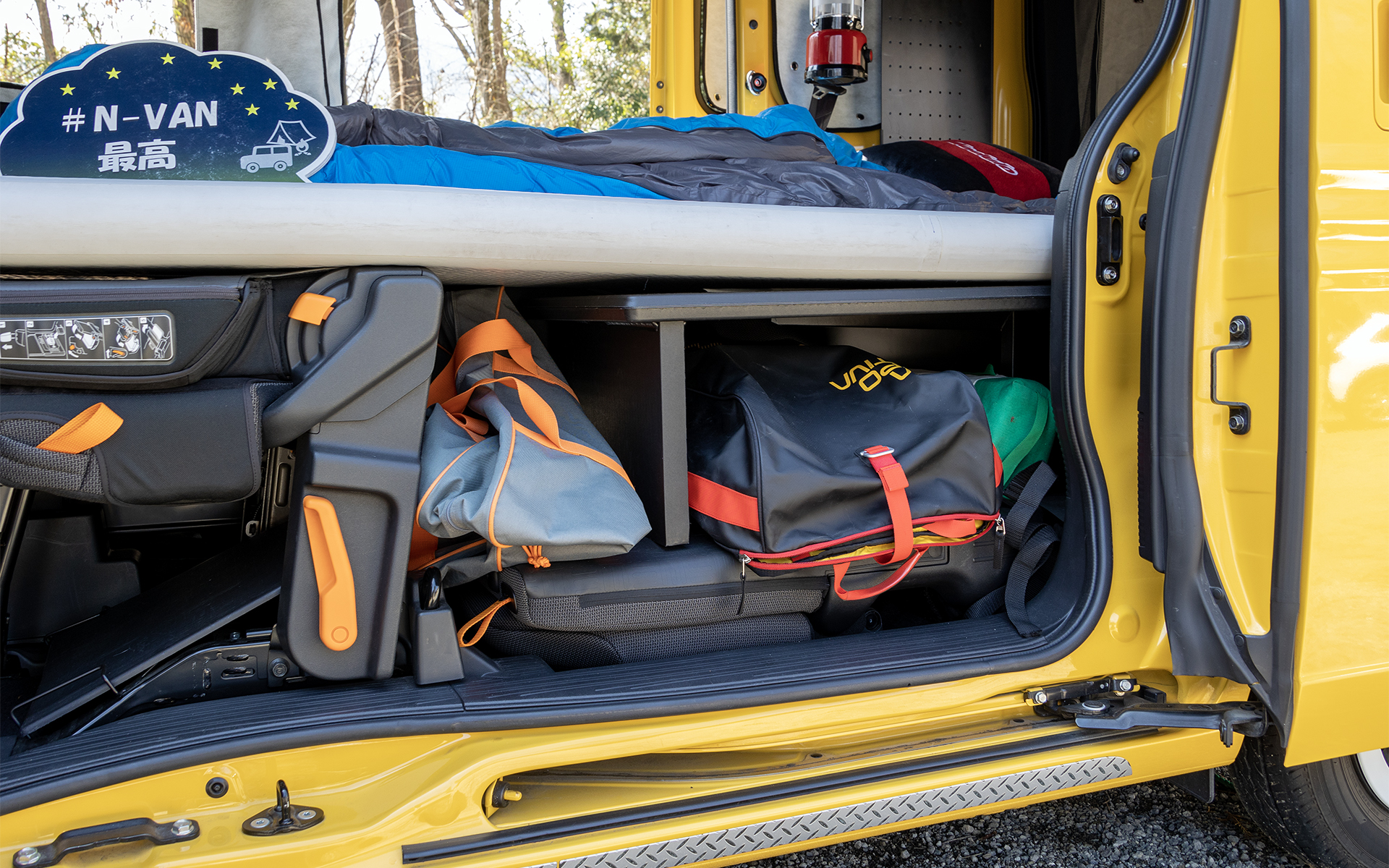 ベッドの下に収納スペースができる