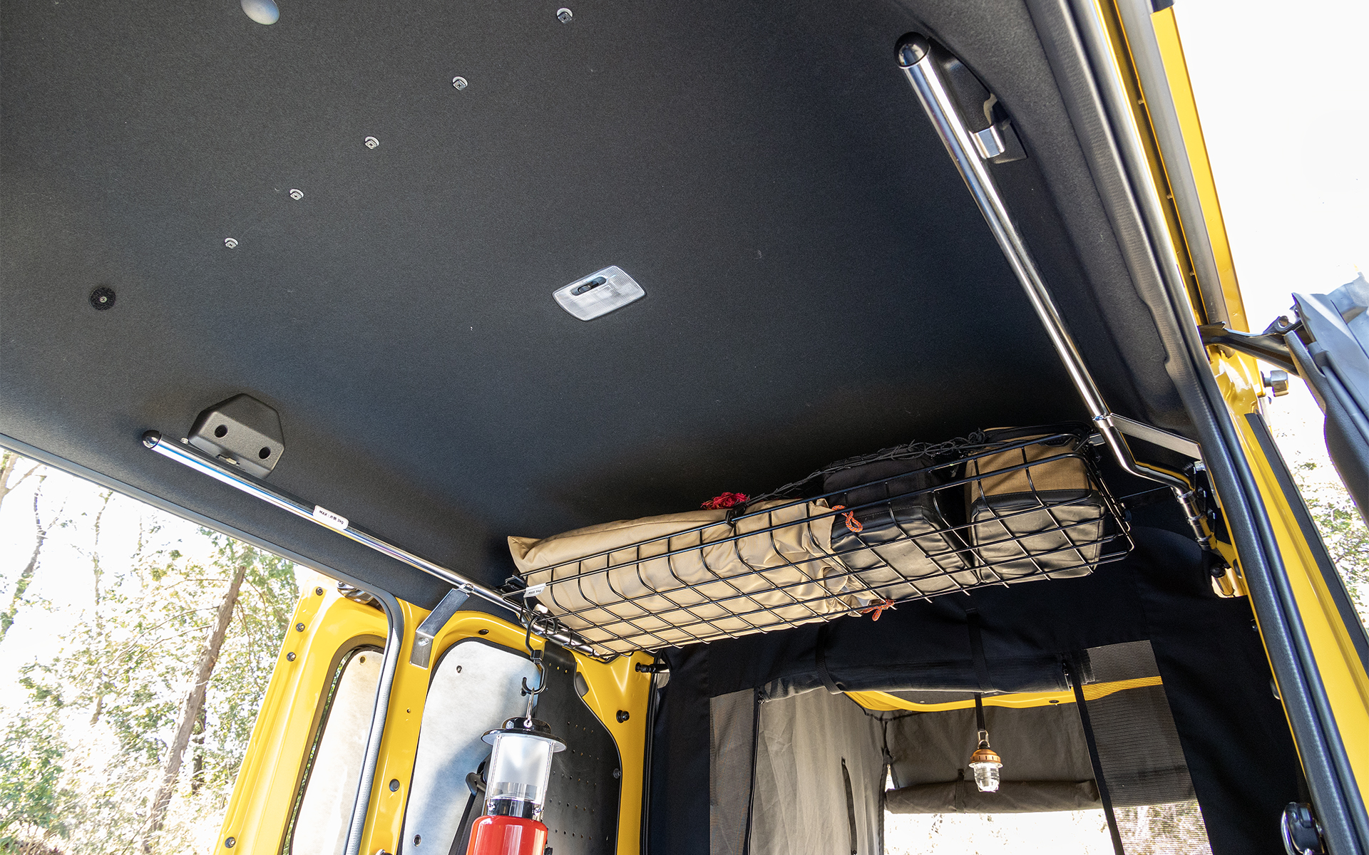 ルーフインナーサイドパイプ（ロングタイプ）も人気。価格は2万2000円。フックなどと組み合わせて袋など吊すと小物収納ができる。ルーフインナーラックも付けてあった