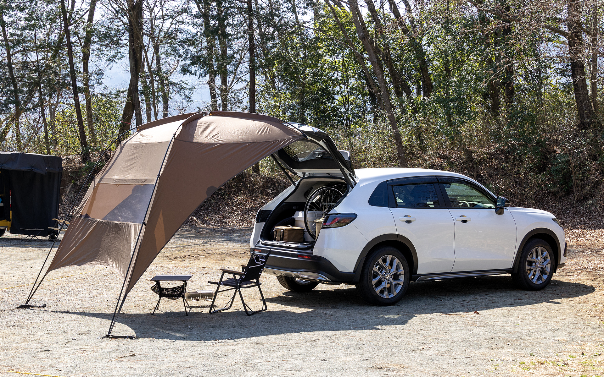 お父さんがZR-Vに乗って休日を1人で楽しむシーンを想定した仕様だが、1人ではちょっとさみしいので愛犬も一緒という設定