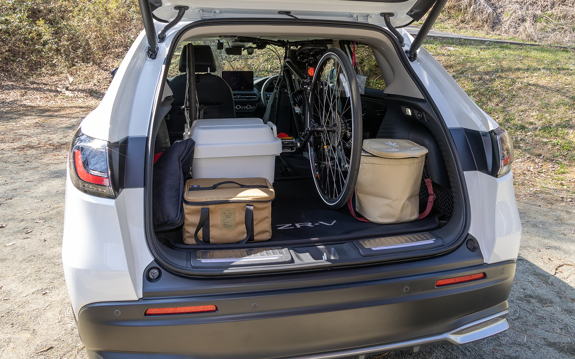 クーラーボックスなどと一緒にクロスバイクを搭載