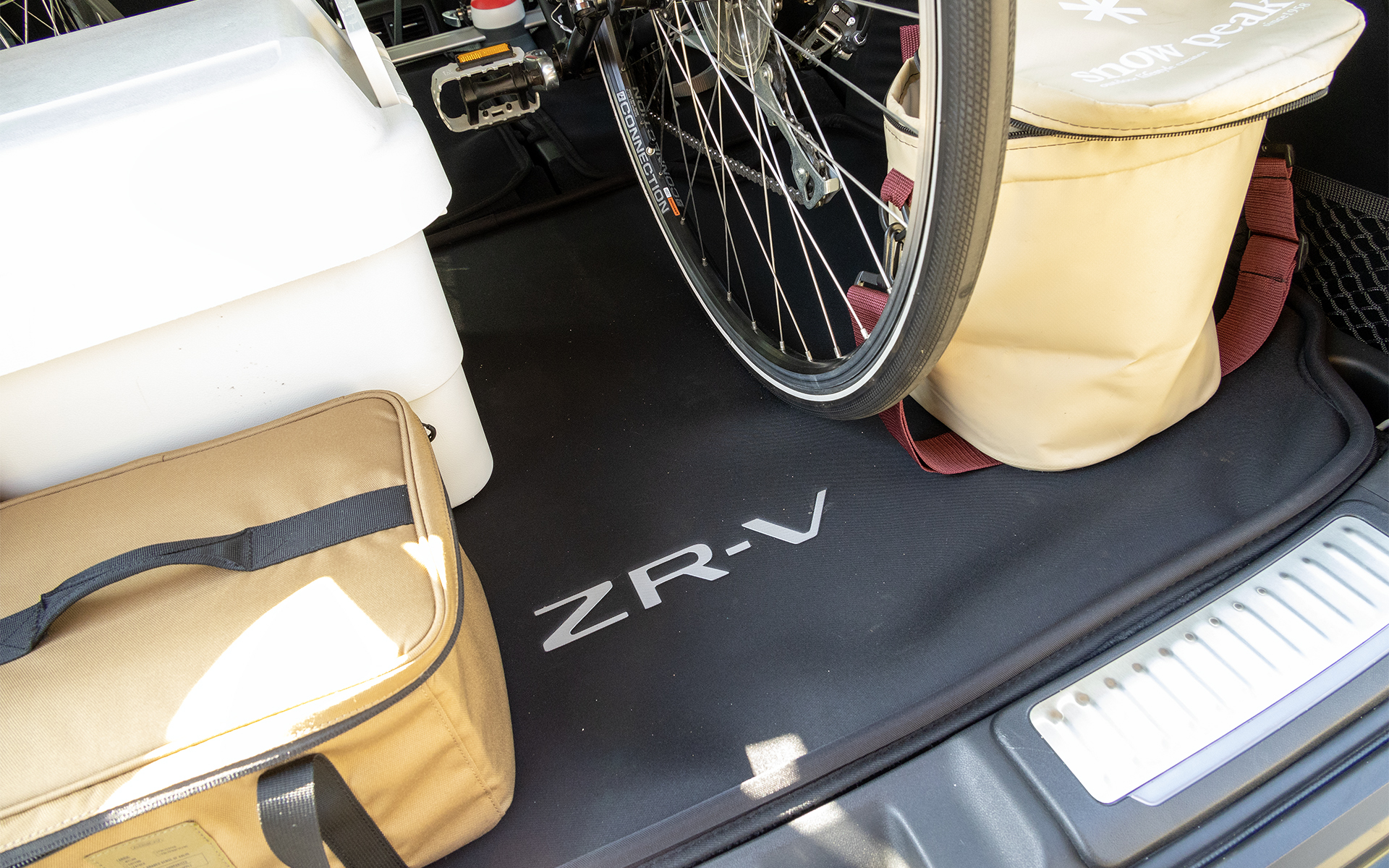 後席背面もカバーするラゲッジソフトトレー（リアシートバックソフトトレー付）を装着。価格は1万9800円