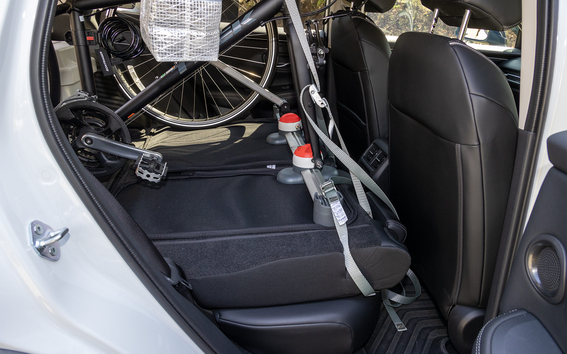 サイクルキャリアは前輪を外して積むタイプを使用