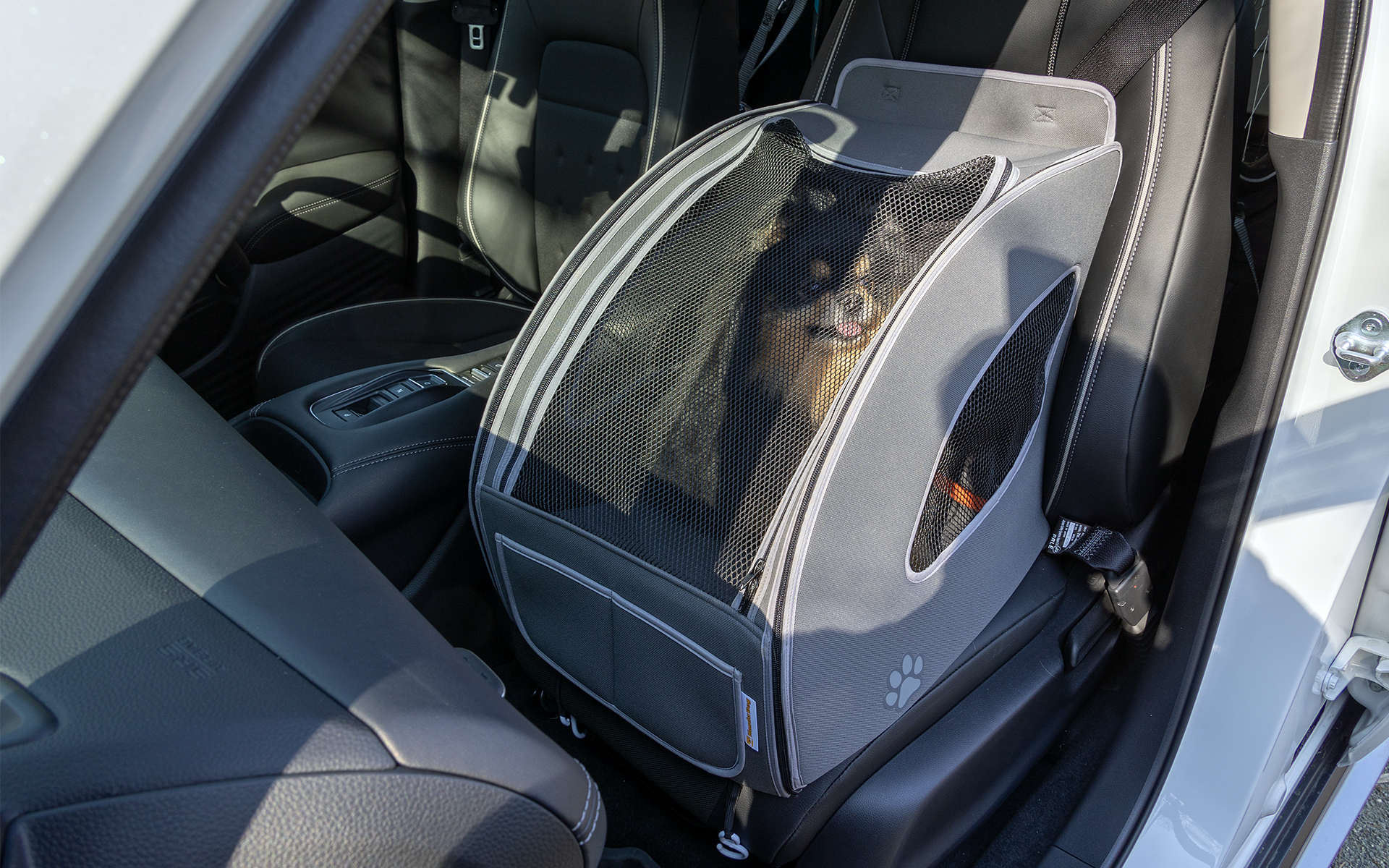 走行中はメッシュのフタを閉める。メッシュなので外が見えるので愛犬も安心