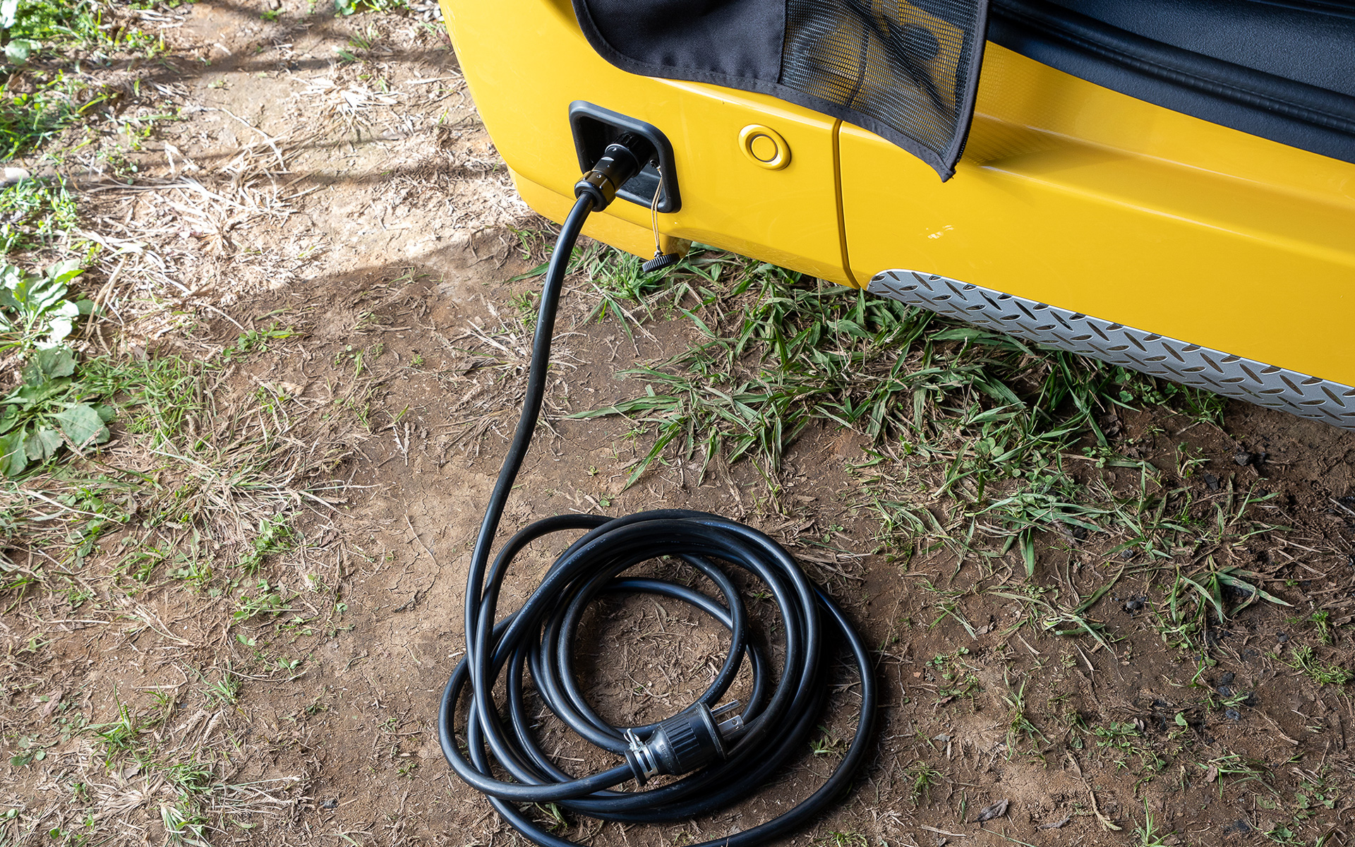 キャンプ場にある電源から100V電気を取り車内へ引き込める外部電源入力キット（3万7400円）。5mの電源ケーブルが付属する