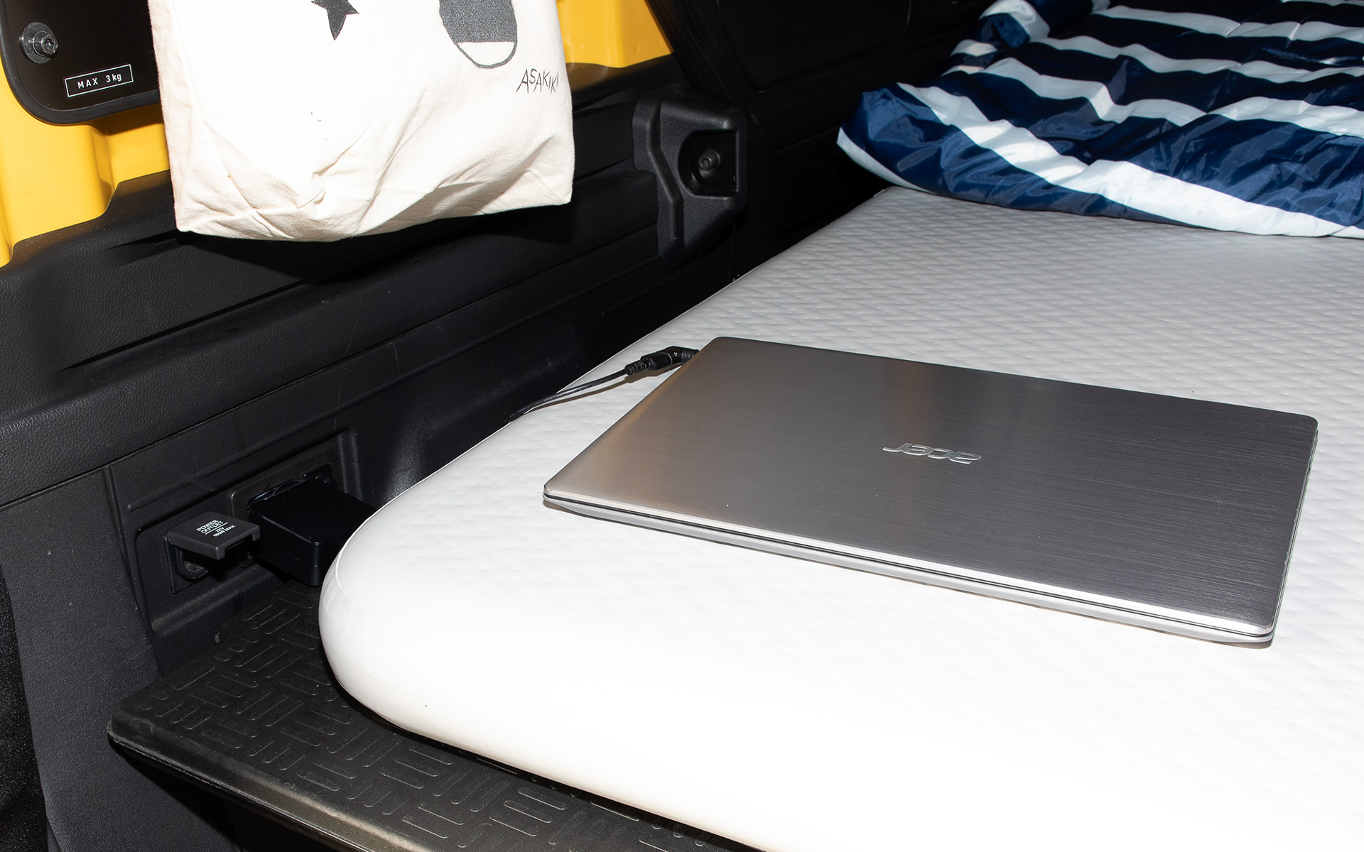 ラゲッジ左後方に1500Wまで使えるコンセントとアクセサリーソケットが付く。冬場の車中泊などではエンジンをかけることなく電気毛布を使用できる