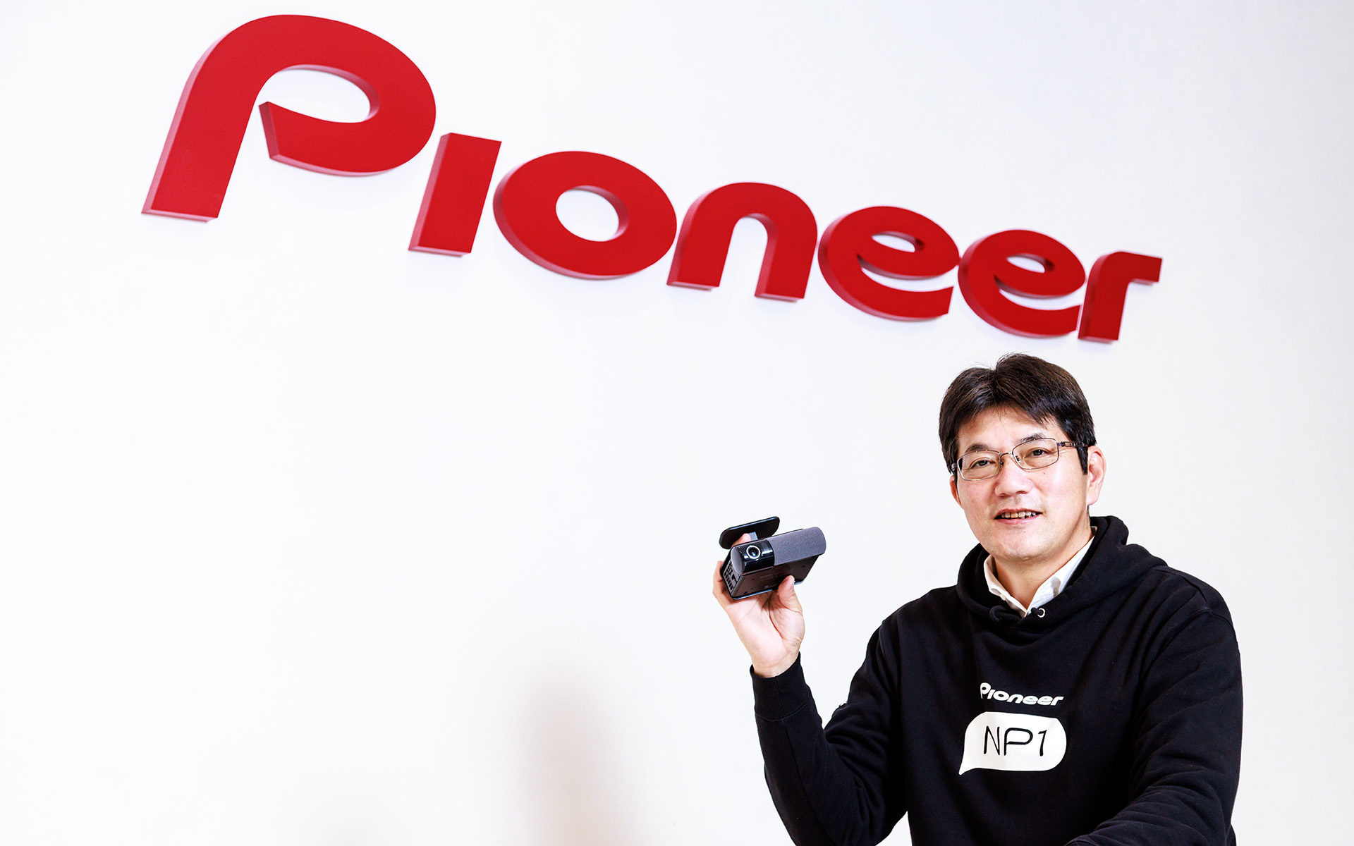 パイオニア株式会社 常務執行役員でNP事業本部長 兼 デザイン部担当の坂本雅人氏に、“会話するドライビングパートナー”「NP1」が1周年を迎えた感想やこれからの発展について聞いた