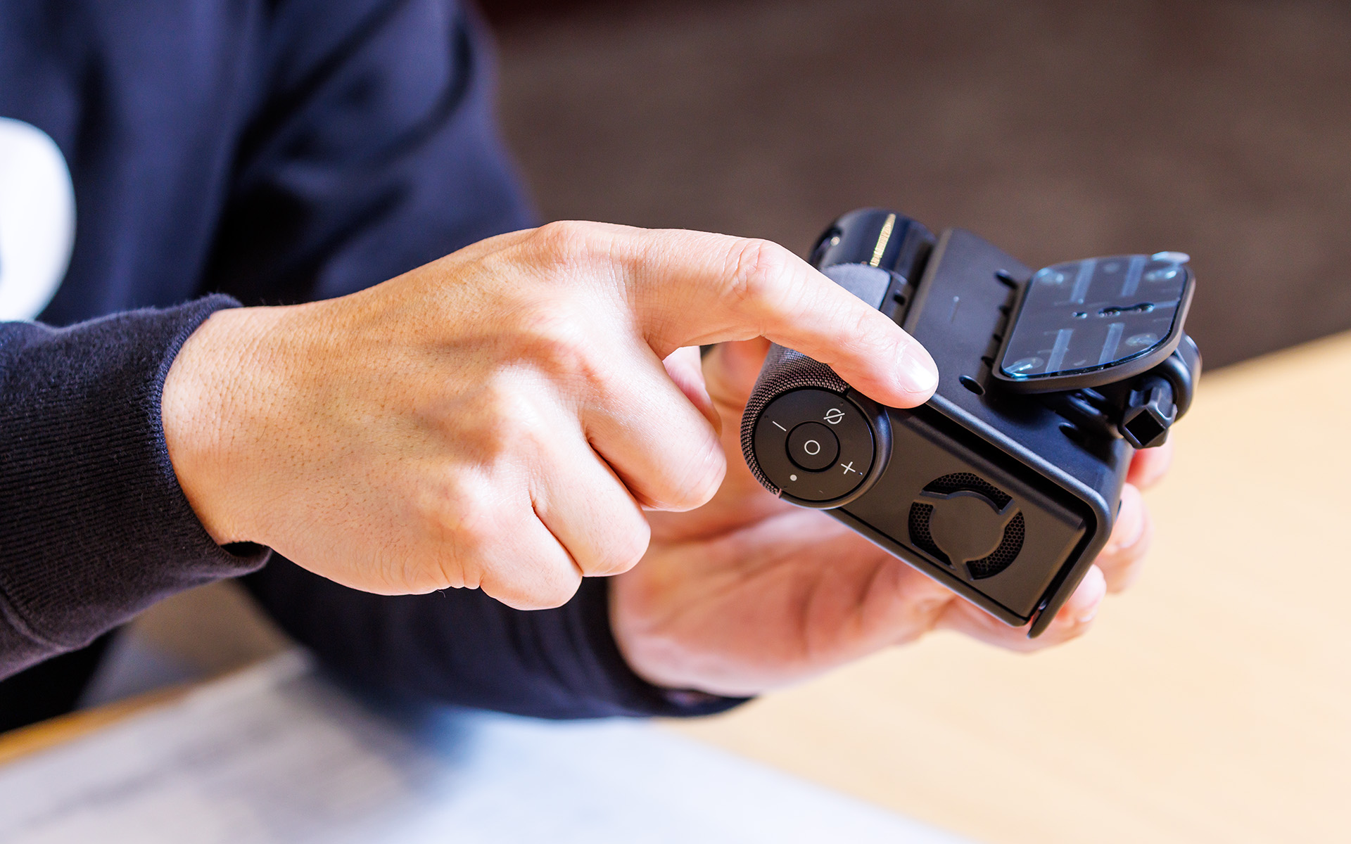 坂本氏が指で指している部分が遮熱用の「ひさし」であり、メインボディの間に断熱の目的で空気層を配置している。そのほかにもパイオニアが培ってきた車載器としての耐久性を満たす作りが施されているという