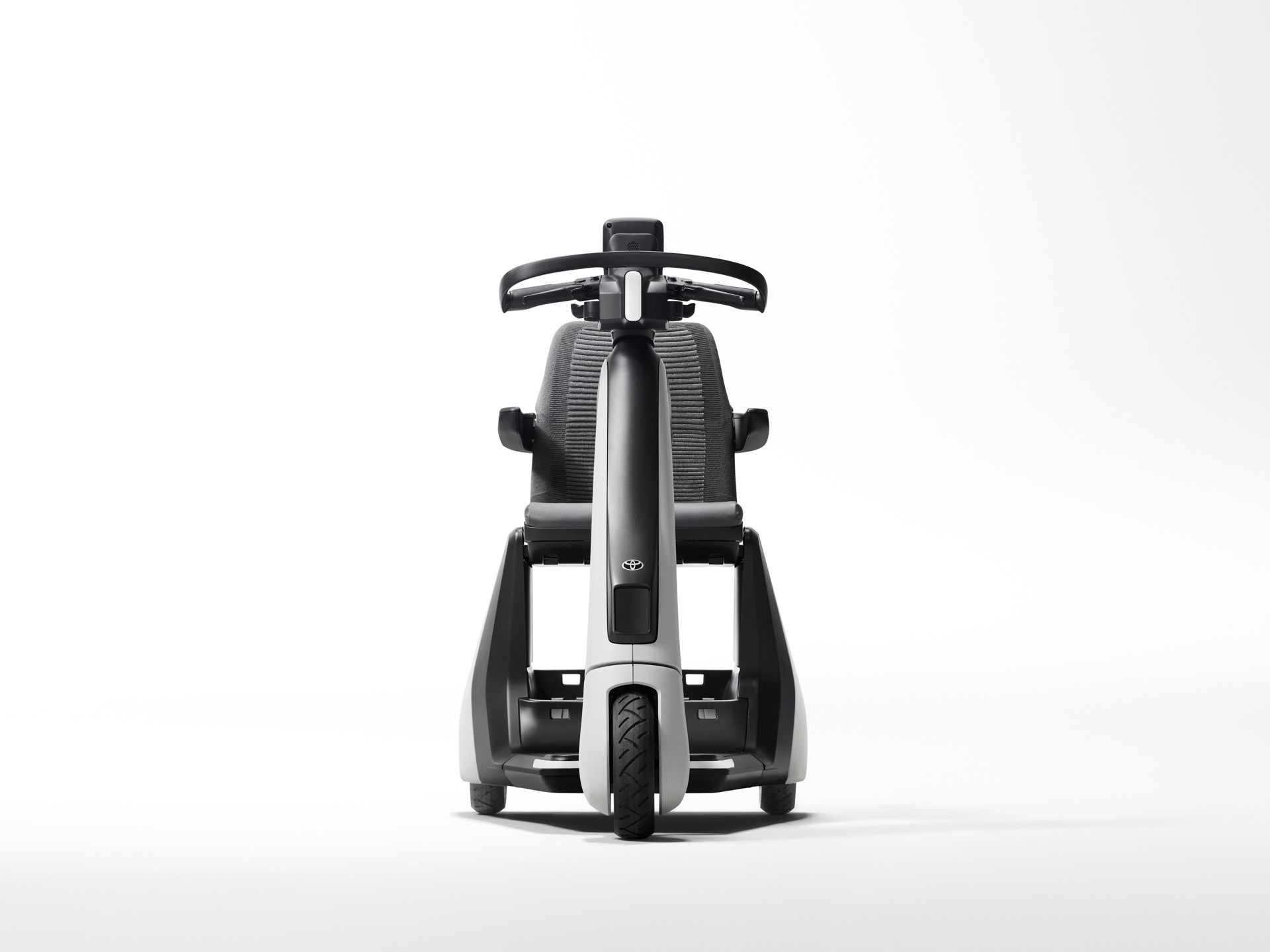 前1輪・後2輪の3輪タイプのモビリティ「C+walk S」