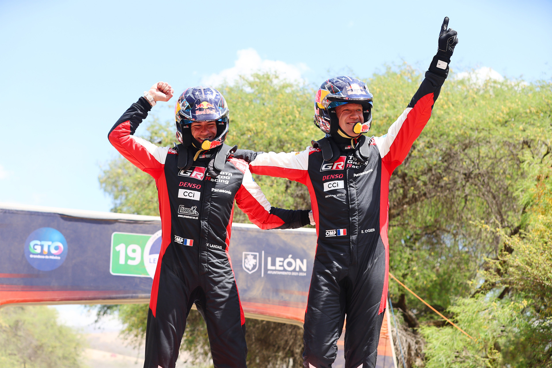 17号車のヴァンサン・ランデ選手とセバスチャン・オジエ選手