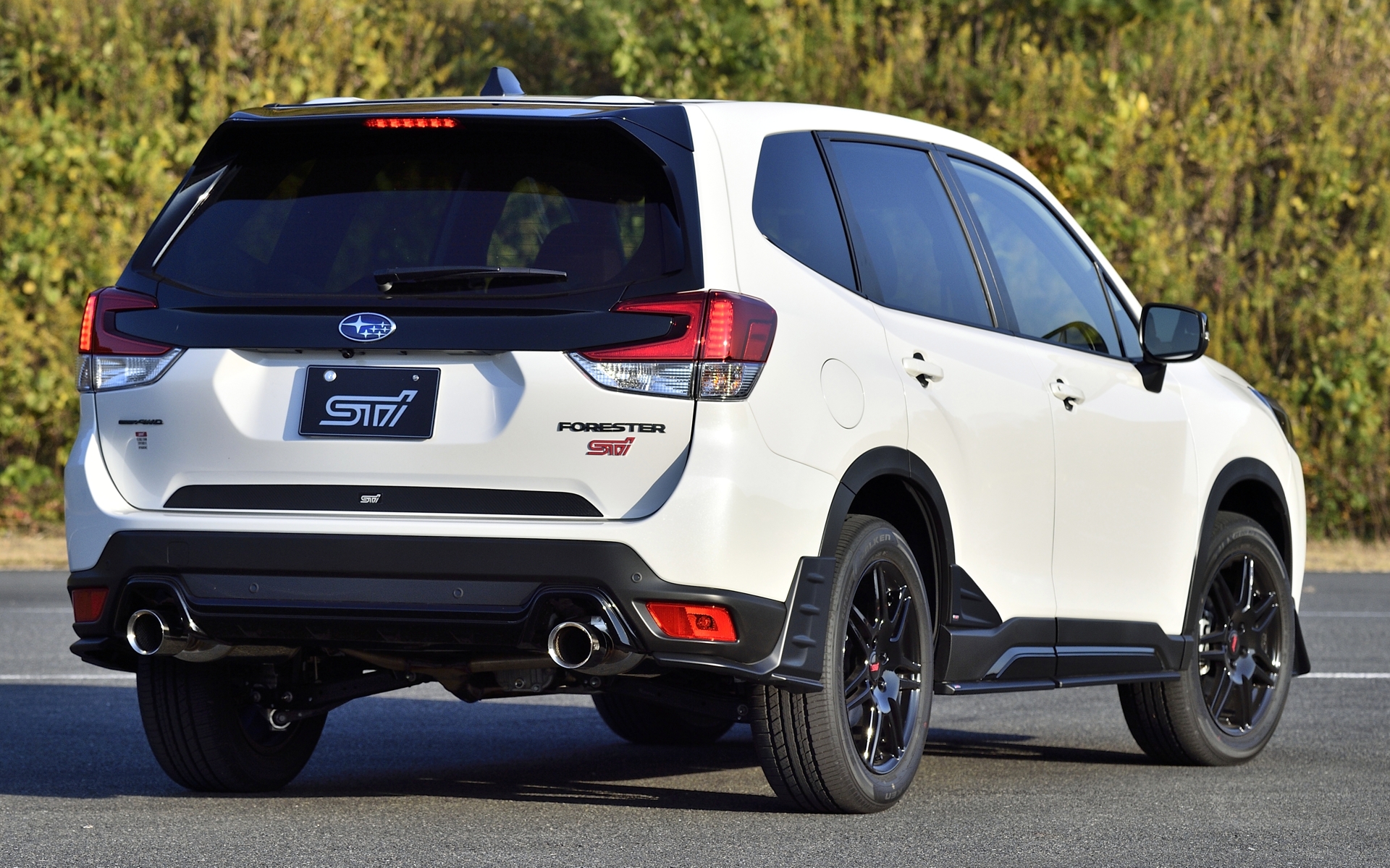 心地良いサウンドと個性的なリアビューに仕上げられるパフォーマンスマフラーは、ノーマルマフラーよりも通気抵抗を25％低減させつつ、約3.3kgの軽量化も達成している。価格は14万9000円（税別）