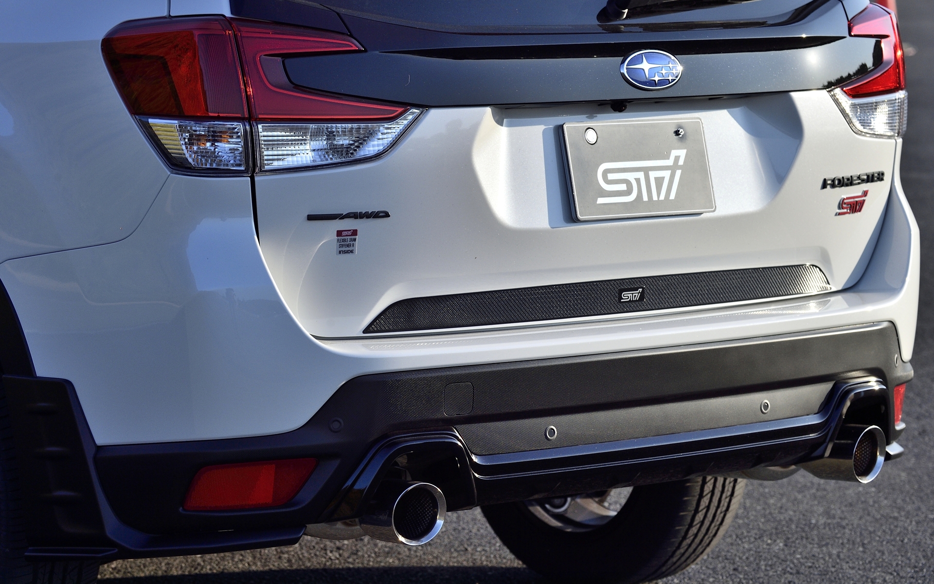 リアバンパーのブラックの部分を延長したようなデザインのテールゲートガーニッシュは1万500円（税別）