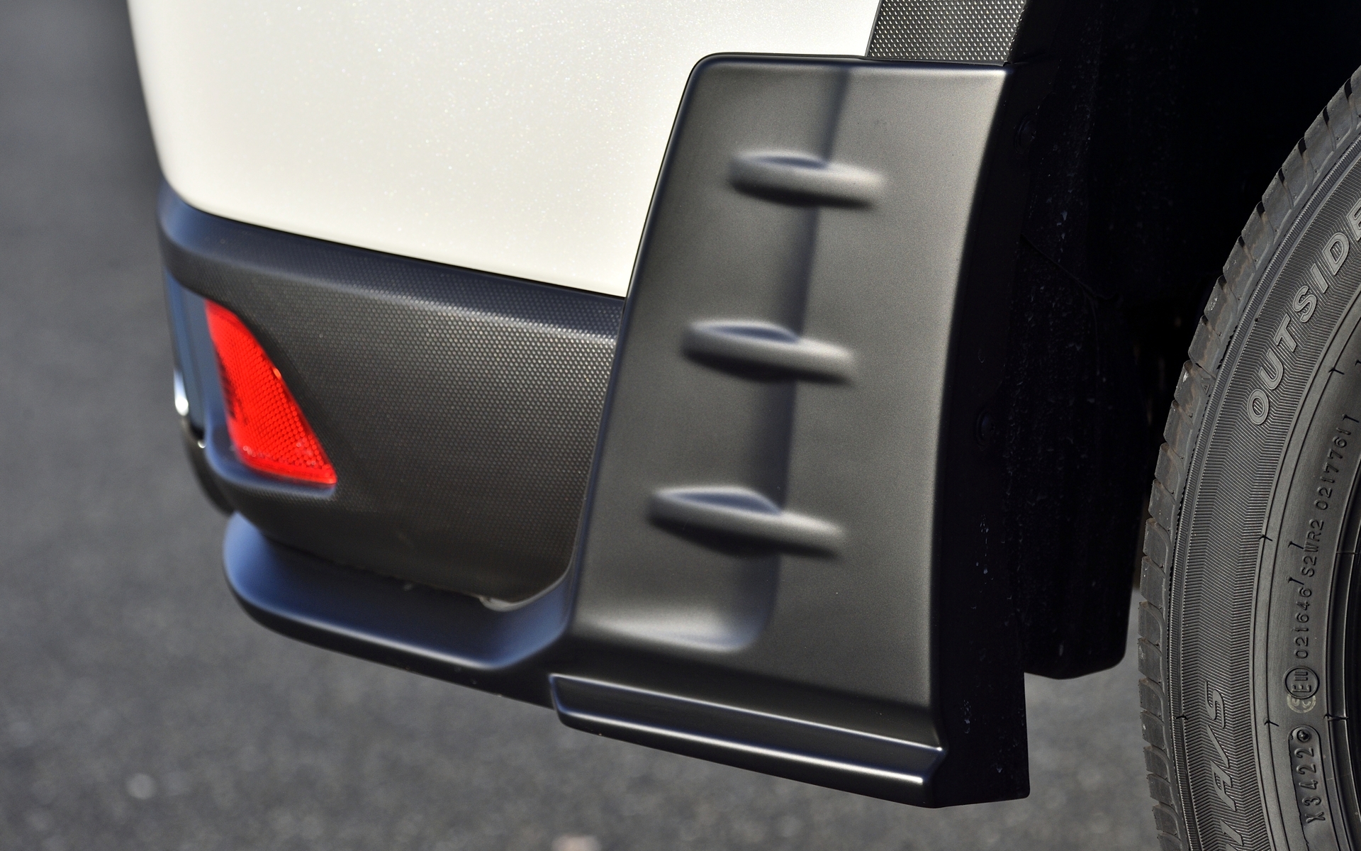 リアサイドアンダーガーニッシュは空気を整流する形状で価格は3万9000円（税別）