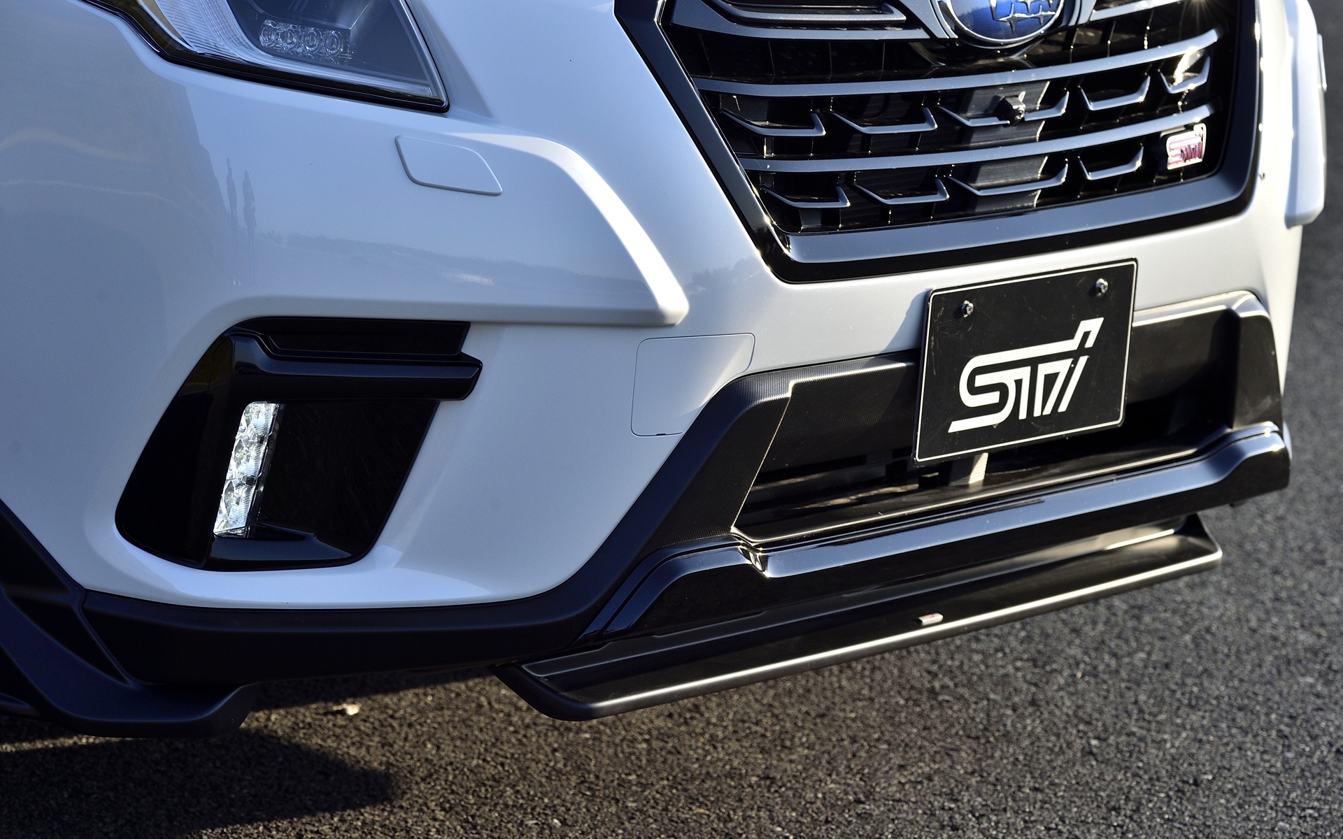 フロントリップスポイラーセットは、中央部と左右が分割した3ピース構造で価格は7万7000円（税別）、中央部はシルバーの設定もあり