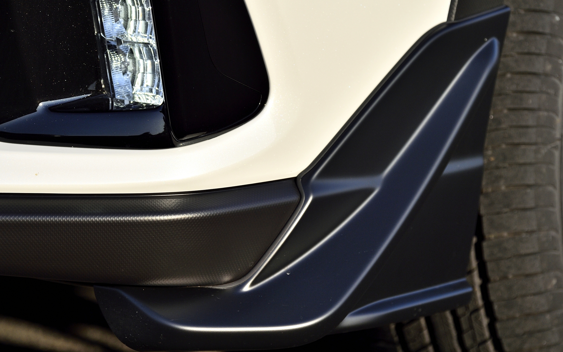 フロントのサイドピースはダウンフォースをうむカナード形状を採用