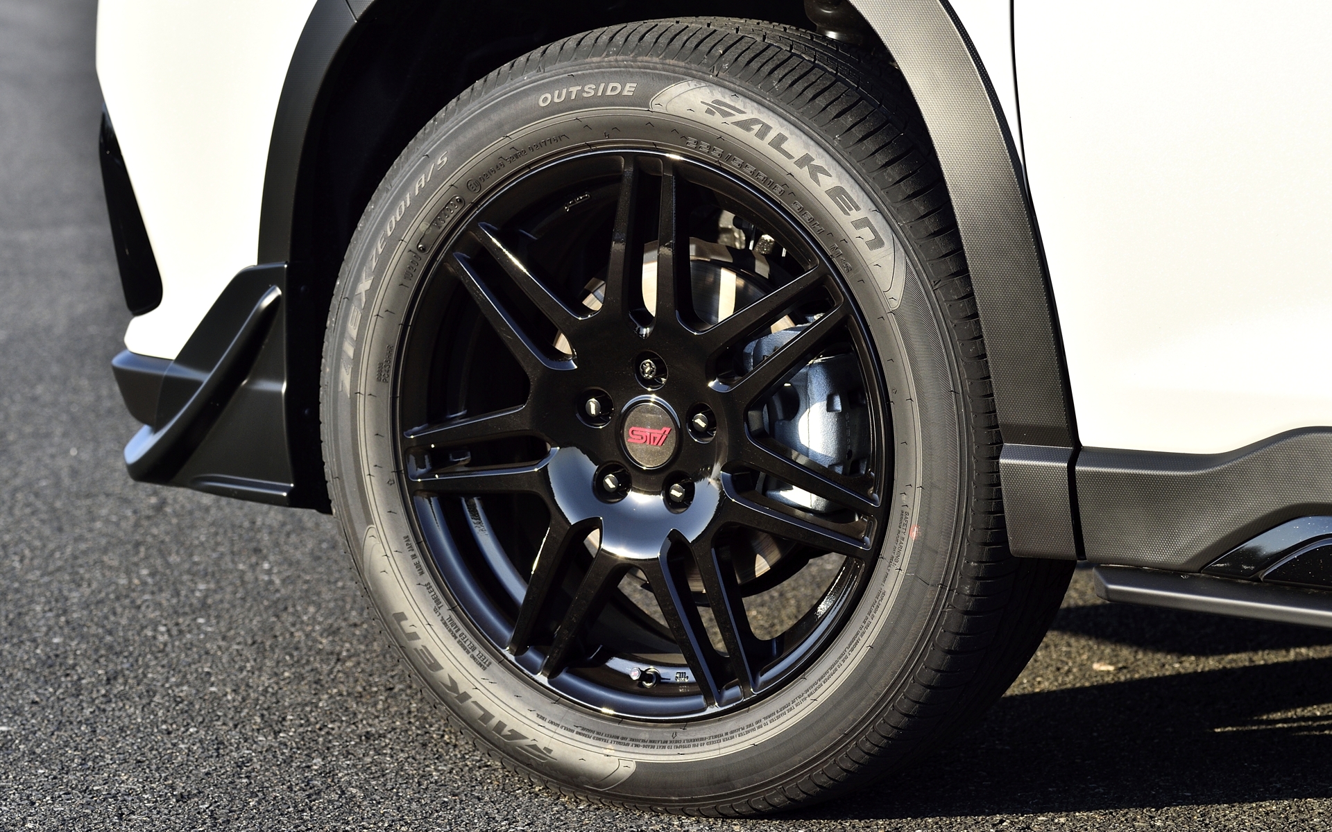 18インチアルミホイールは画像のブラックのほかに、シルバー、ガンメタもあり。価格は1本4万2000円（税別）、17インチの場合は1本3万9000円（税別）