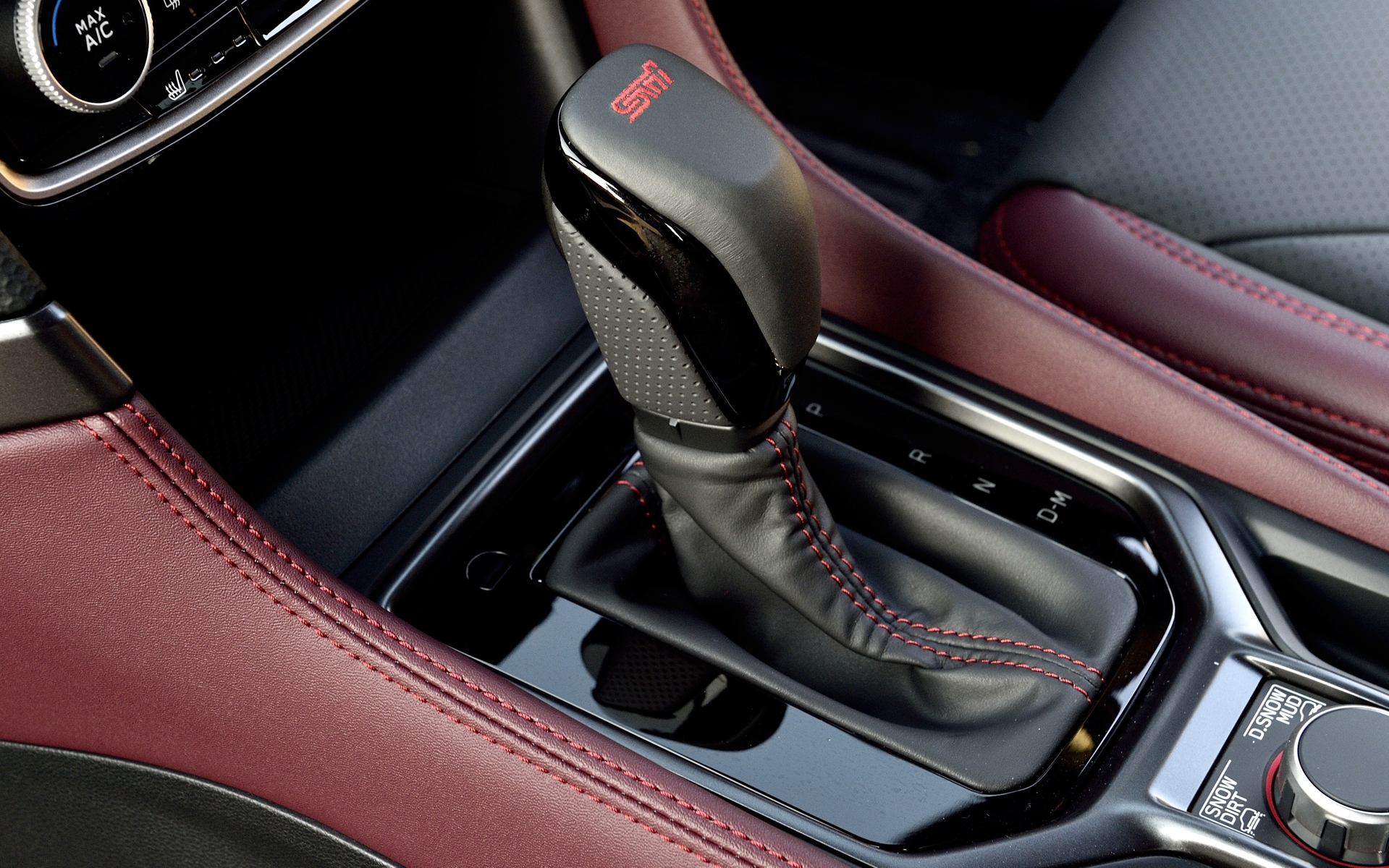 STIロゴの入ったシフトノブは2万3000円（税別）