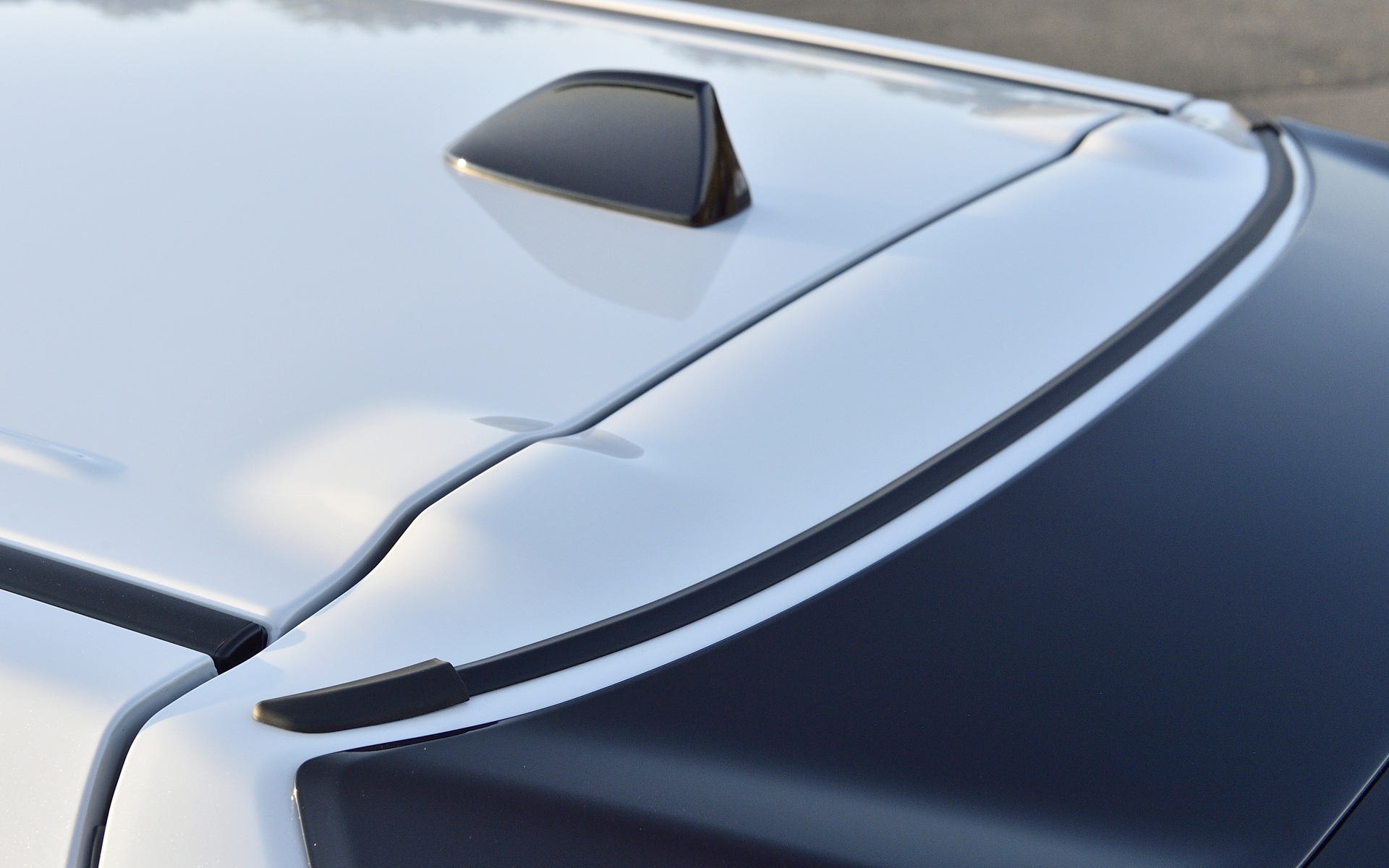 ルーフに装着している黒くて細いエアロガーニッシュはダウンフォースを発生。価格は2万9000円（税別）