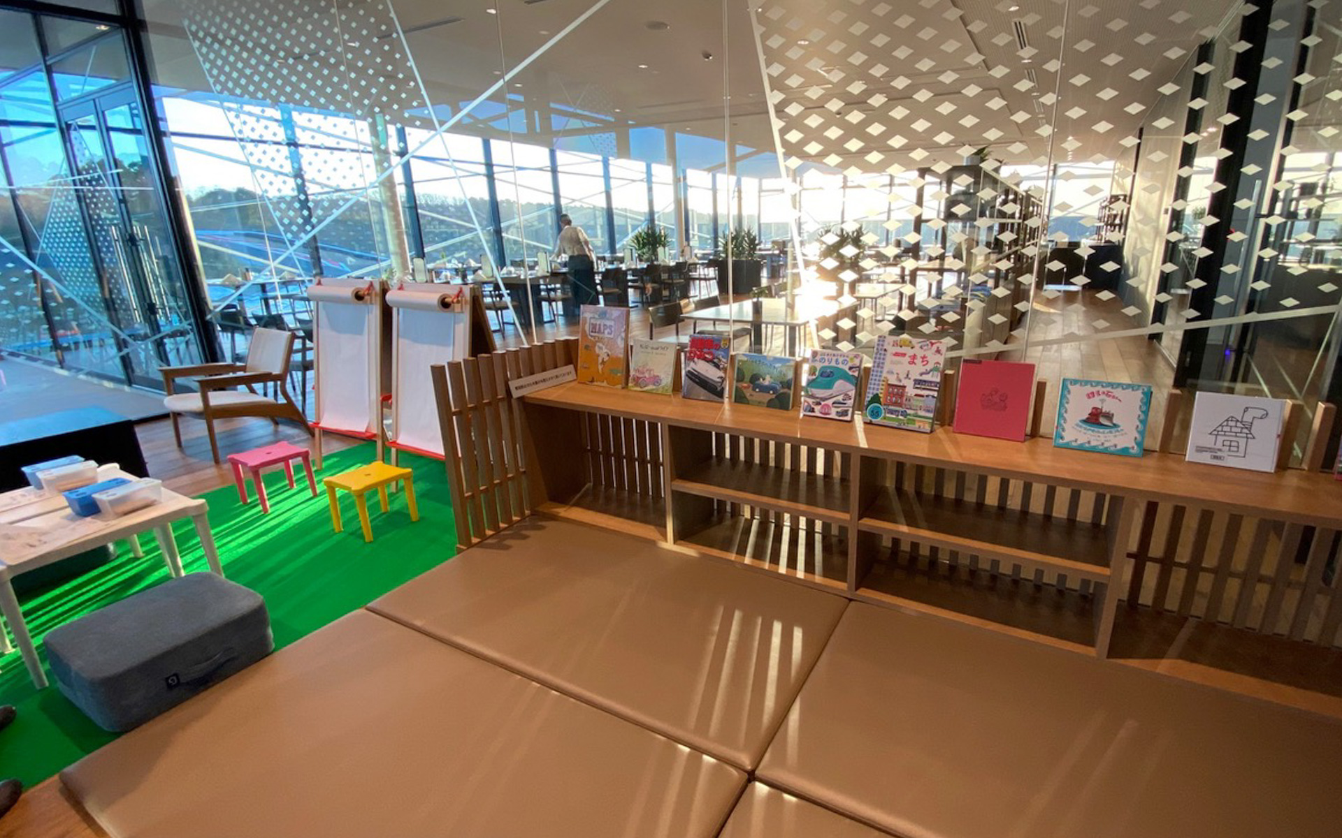 オシャレなクルマの絵本や塗り絵などがあるキッズスペースの奥は、木更津内でも指折りの洗練されたお食事がいただける、レストラン906。1967年の日本グランプリで優勝した、伝説のレーシングカーの名が冠されているのが素敵ですよね。記念日のランチやディナーはもちろん、大切な人と訪れたくなる特別な場所です