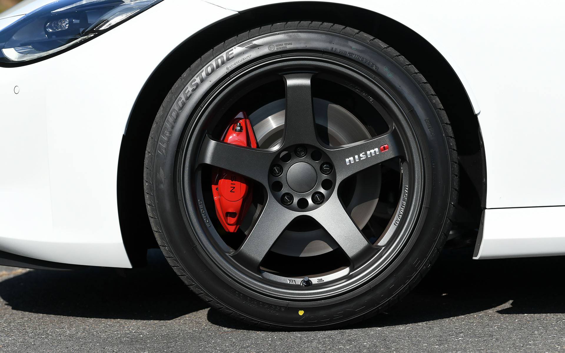 開発中のホイールは前後ともレイズ製19インチ鍛造アルミホイール