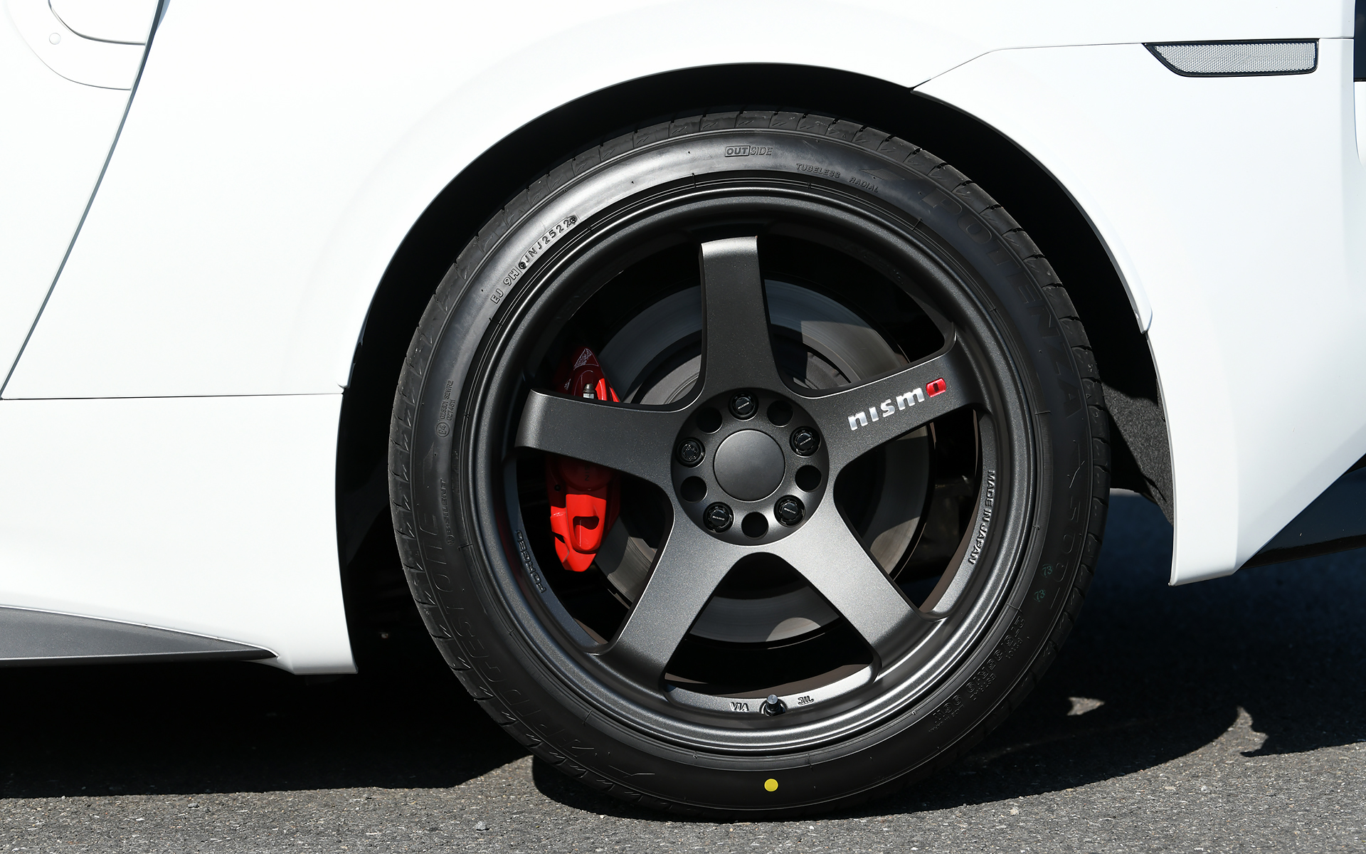 装着していたタイヤはブリヂストンのポテンザS007で、サイズは前が235/40R19、後が275/35R19