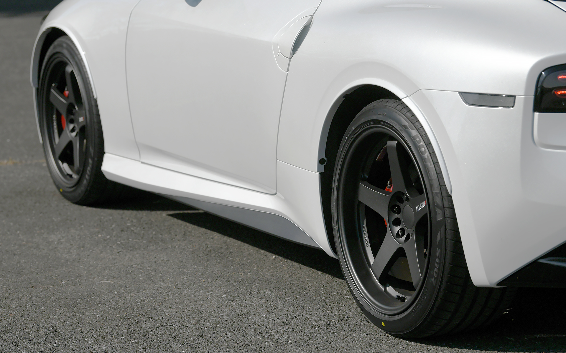 フェンダーアーチに装着さているフェンダーモールはZ34用パーツの流用だという