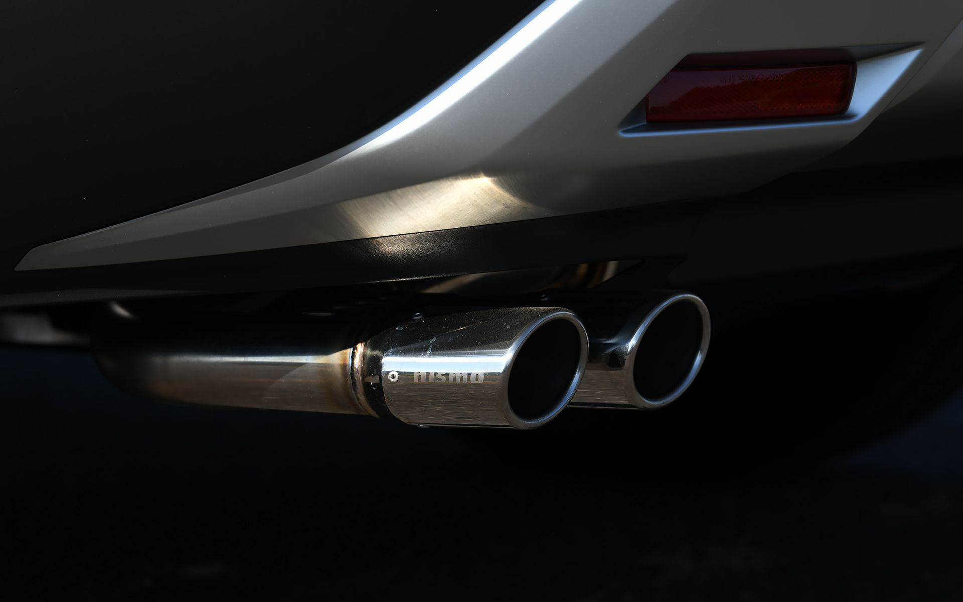 ステンレス製スポーツマフラーは14万8000円（税別）