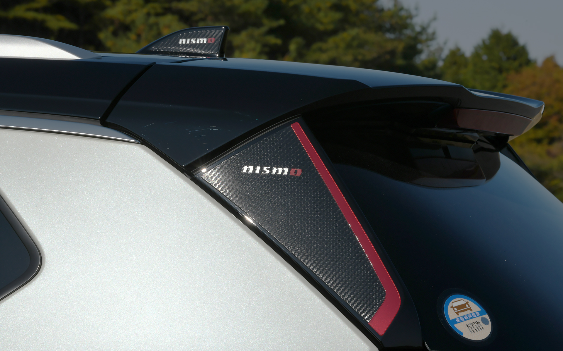 バックドア＆ウイングサイドガーニッシュは2万8000円（税別）