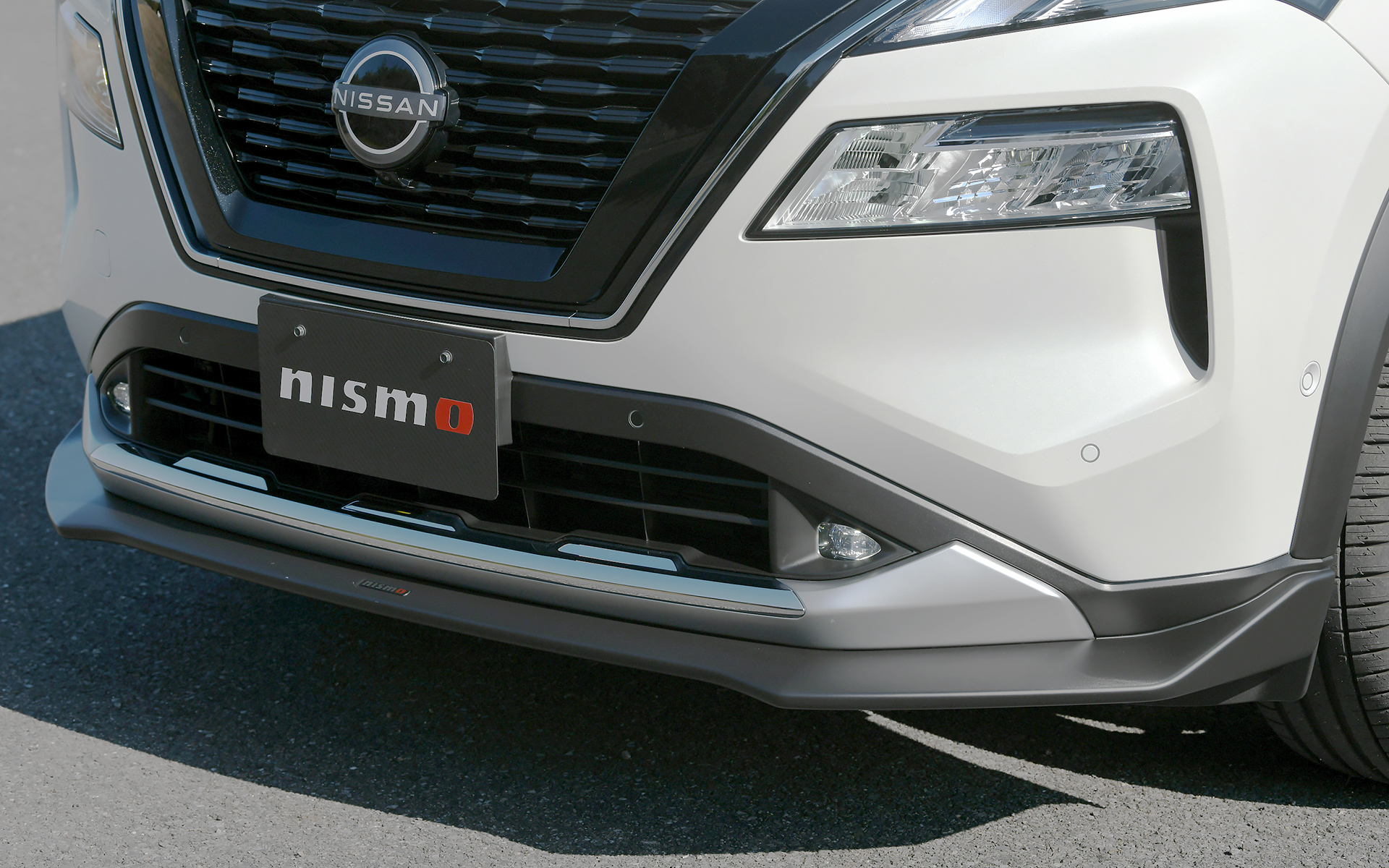 フロントリップスポイラーは4万8000円（税別）