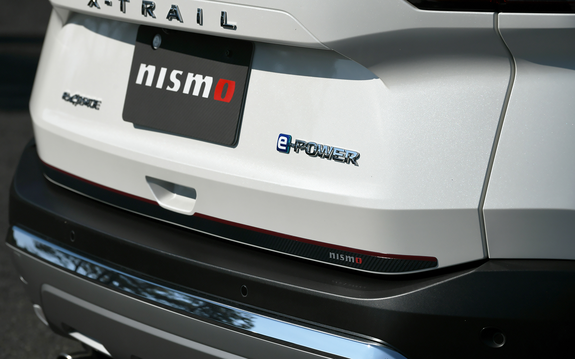 バックドア＆ウイングサイドガーニッシュは2万8000円（税別）