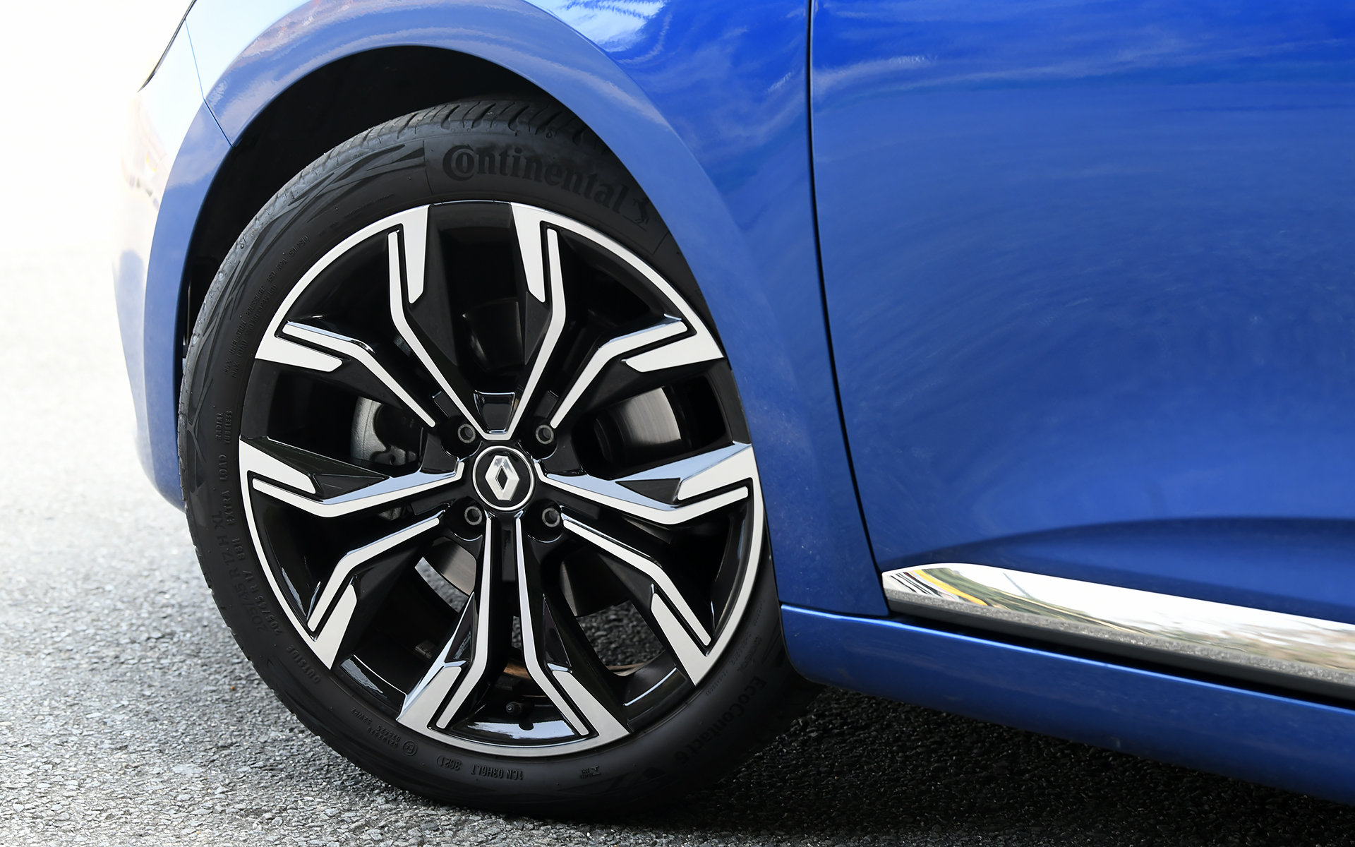 17インチアロイホイール‘Viva Stella’と組み合わせるタイヤはコンチネンタル「EcoContact 6」。タイヤサイズは205/45R17