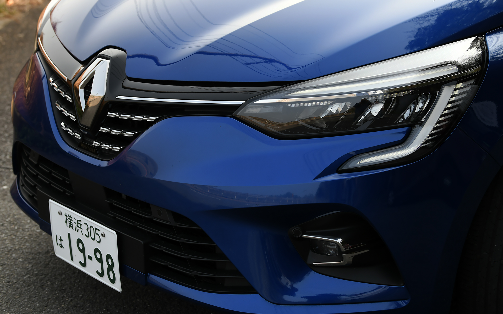 LEDヘッドライトとリアランプにはルノーモデルを象徴するCシェイプのデザインを採用