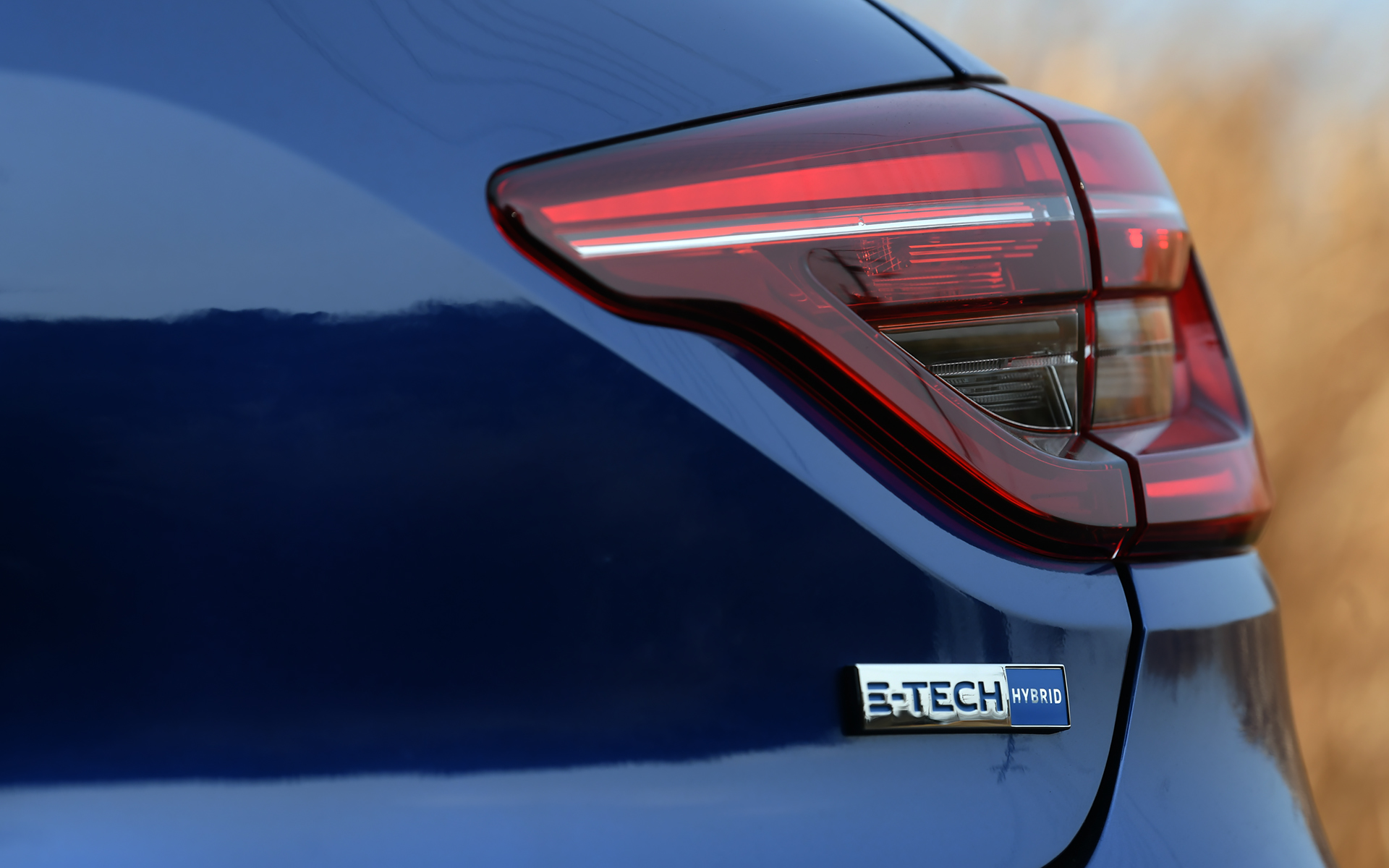 リアには「E-TECH」のロゴを装着し、ハイブリッドモデルであることを示す