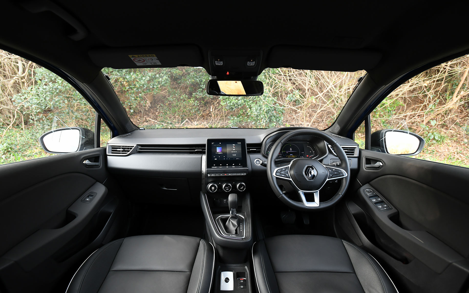 ルーテシア E-TECH FULL HYBRIDのインパネ中央には、7インチ マルチメディア EASY LINK （スマートフォン用ミラーリング機能）を標準装備