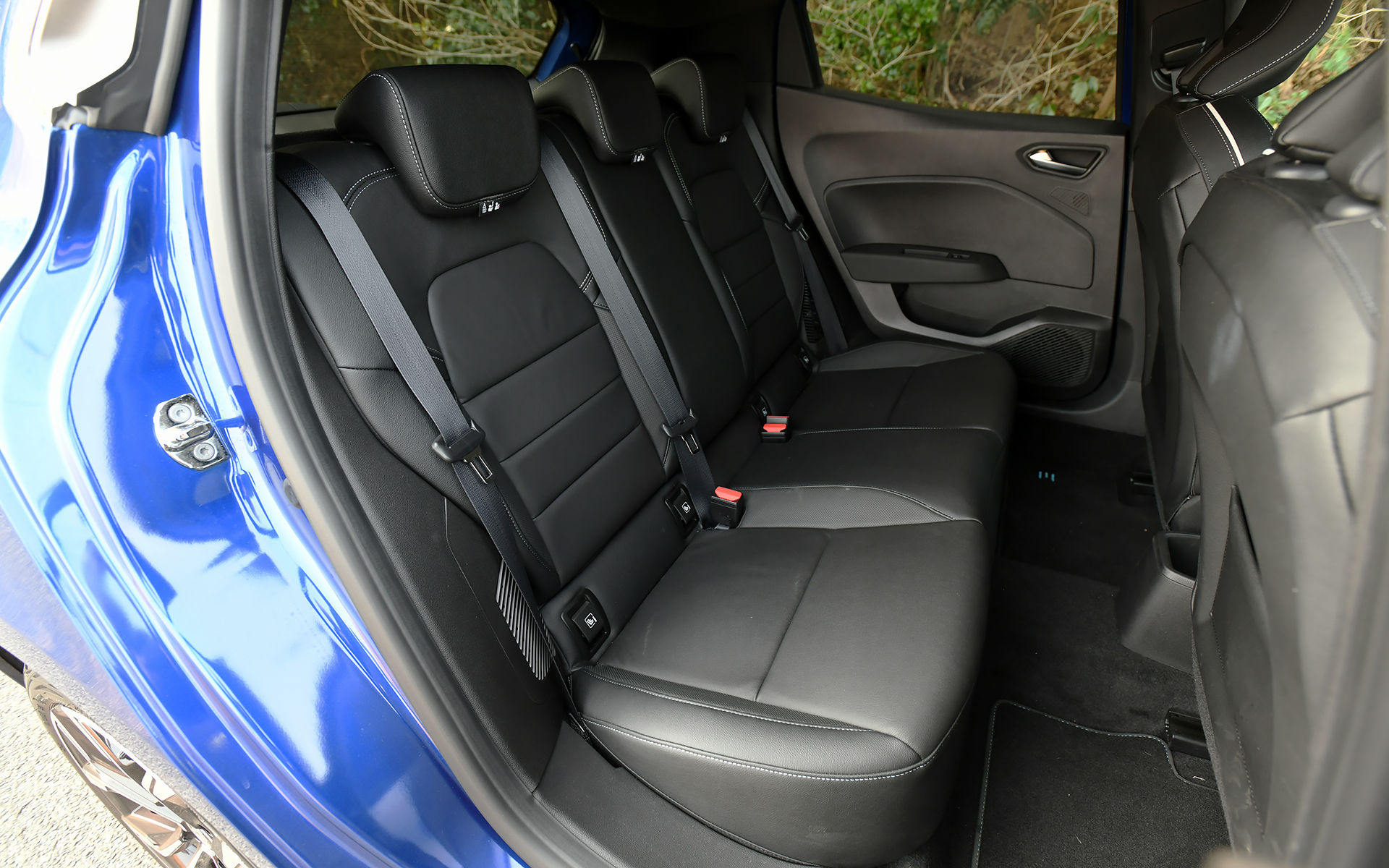 前後シートがレザーシートとなる「レザーパック」装着車。前席シートヒーターが標準装備となる