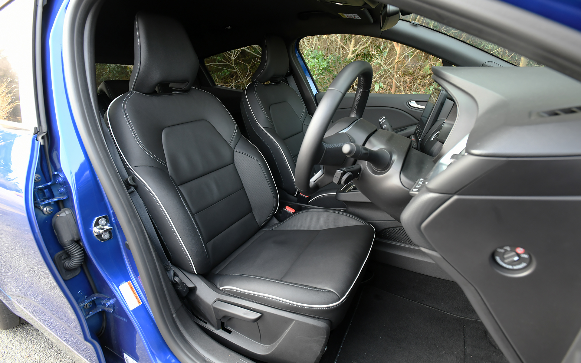 前後シートがレザーシートとなる「レザーパック」装着車。前席シートヒーターが標準装備となる