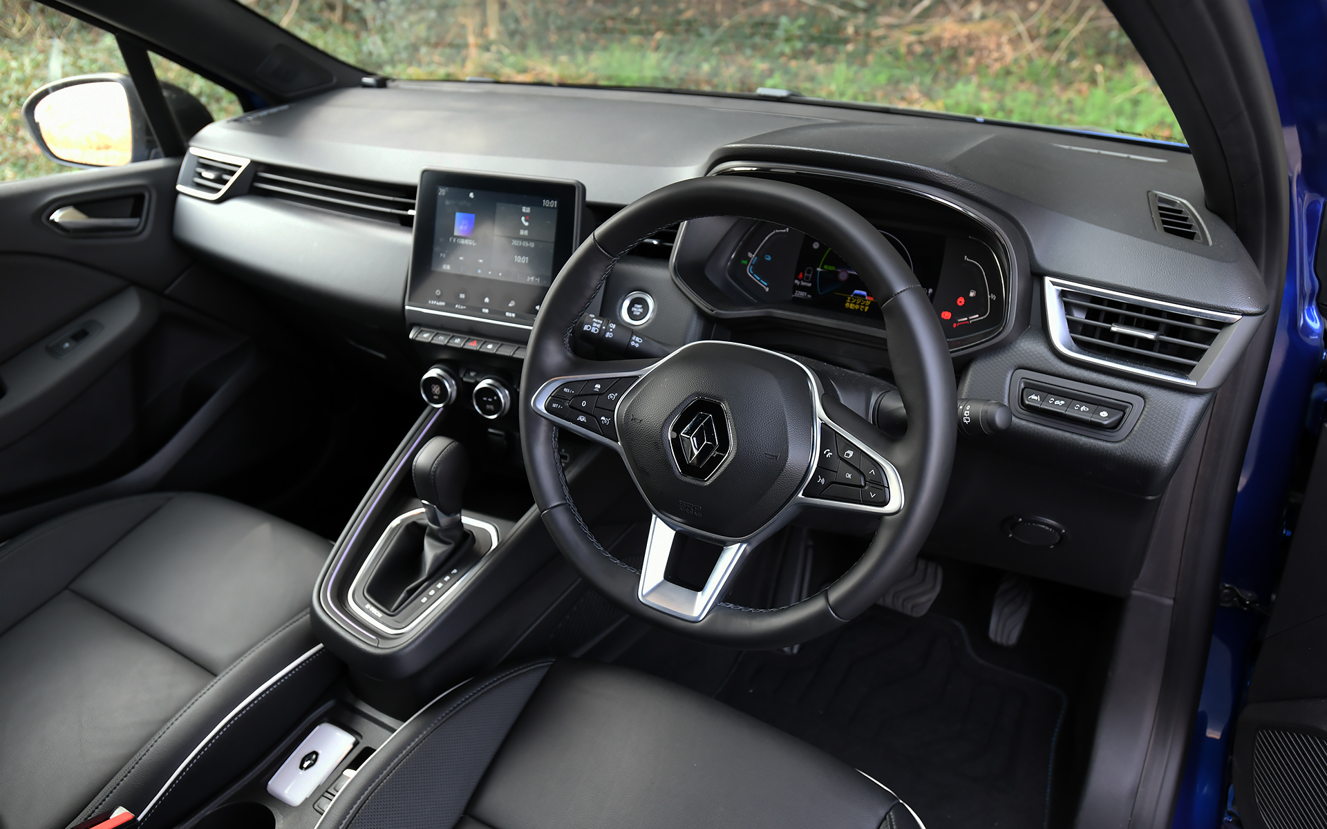 前後シートがレザーシートとなる「レザーパック」装着車。前席シートヒーターが標準装備となる